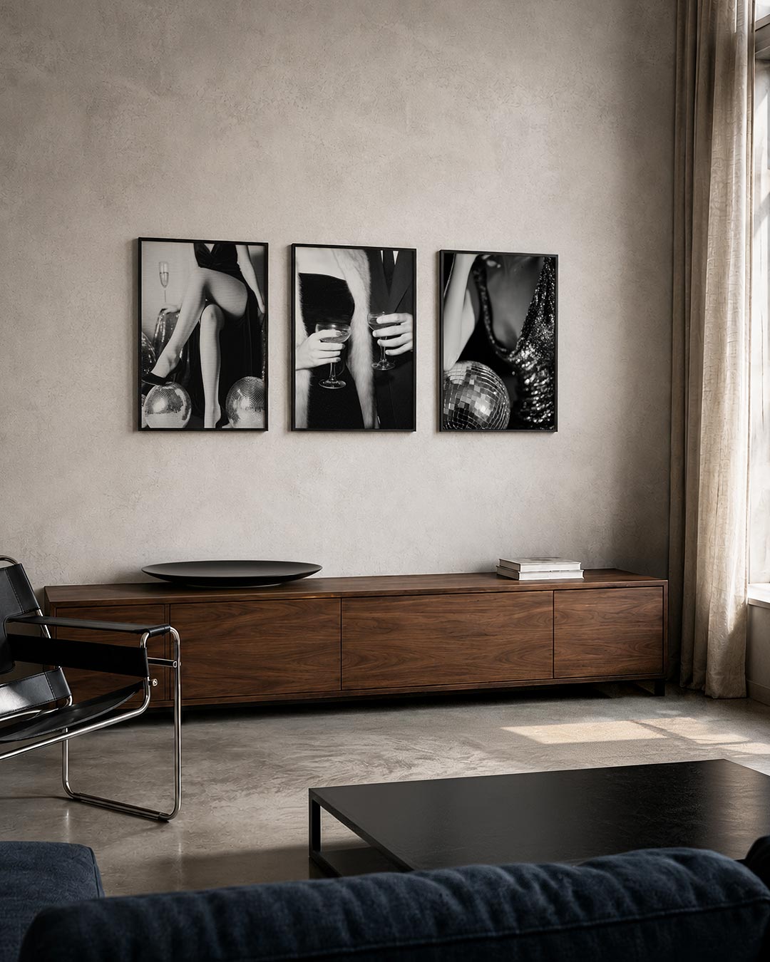 Glamour en reflectie posterset – tweede productweergave – een elegant lijnenspel van benen in hoge hakken, omringd