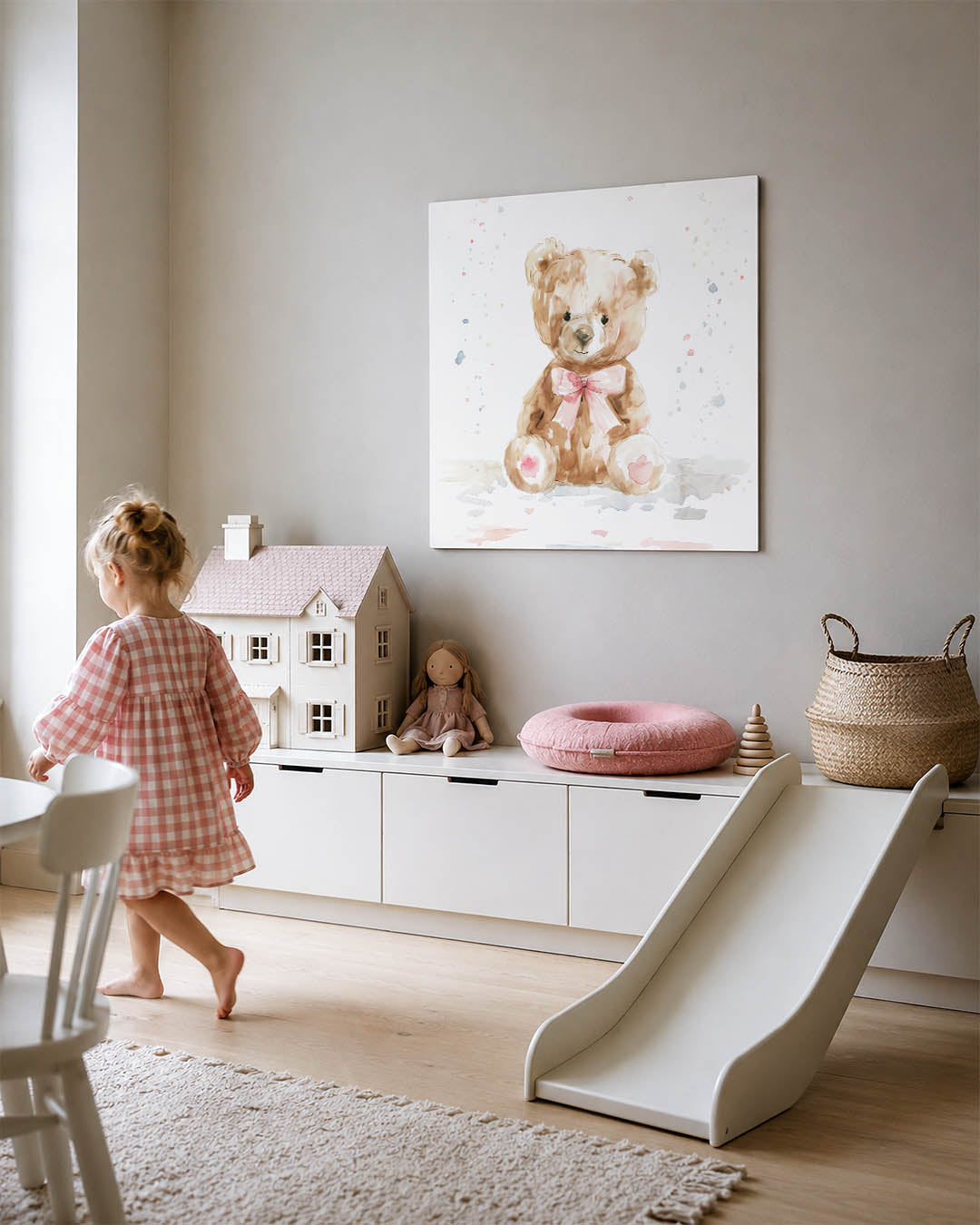 Zachte beer illustratie kunstwerk – tweede productweergave – een schattige teddybeer met een roze strik, omgeven door
