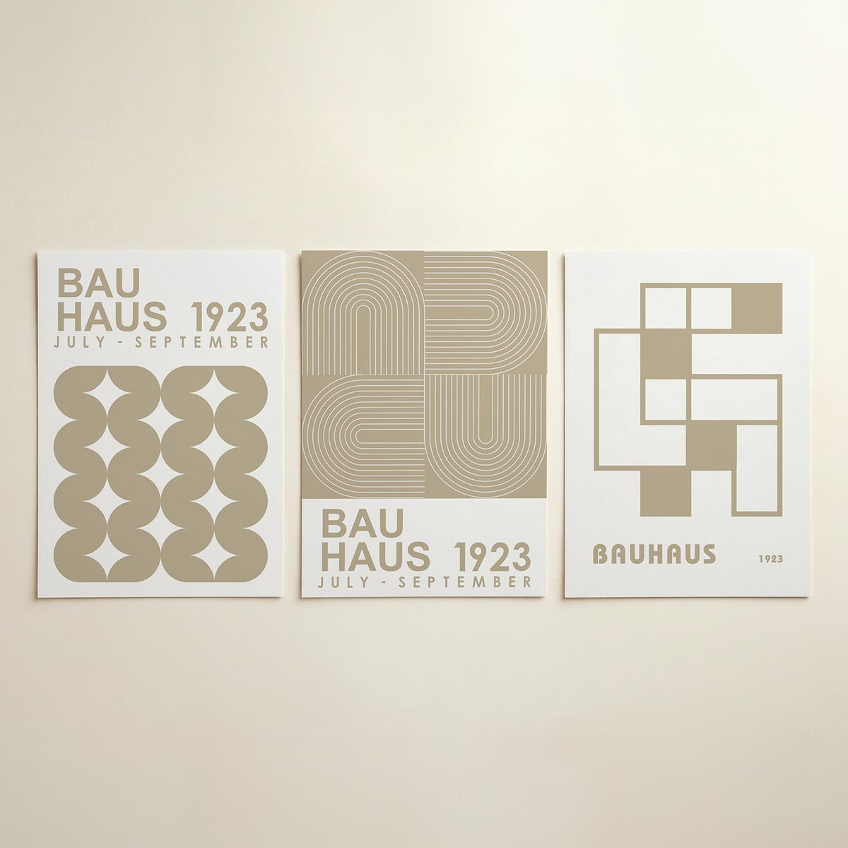 Vorm en ritme posterset – detailweergave – deze posterset in drie delen toont een harmonie van herhalende beige vormen tegen