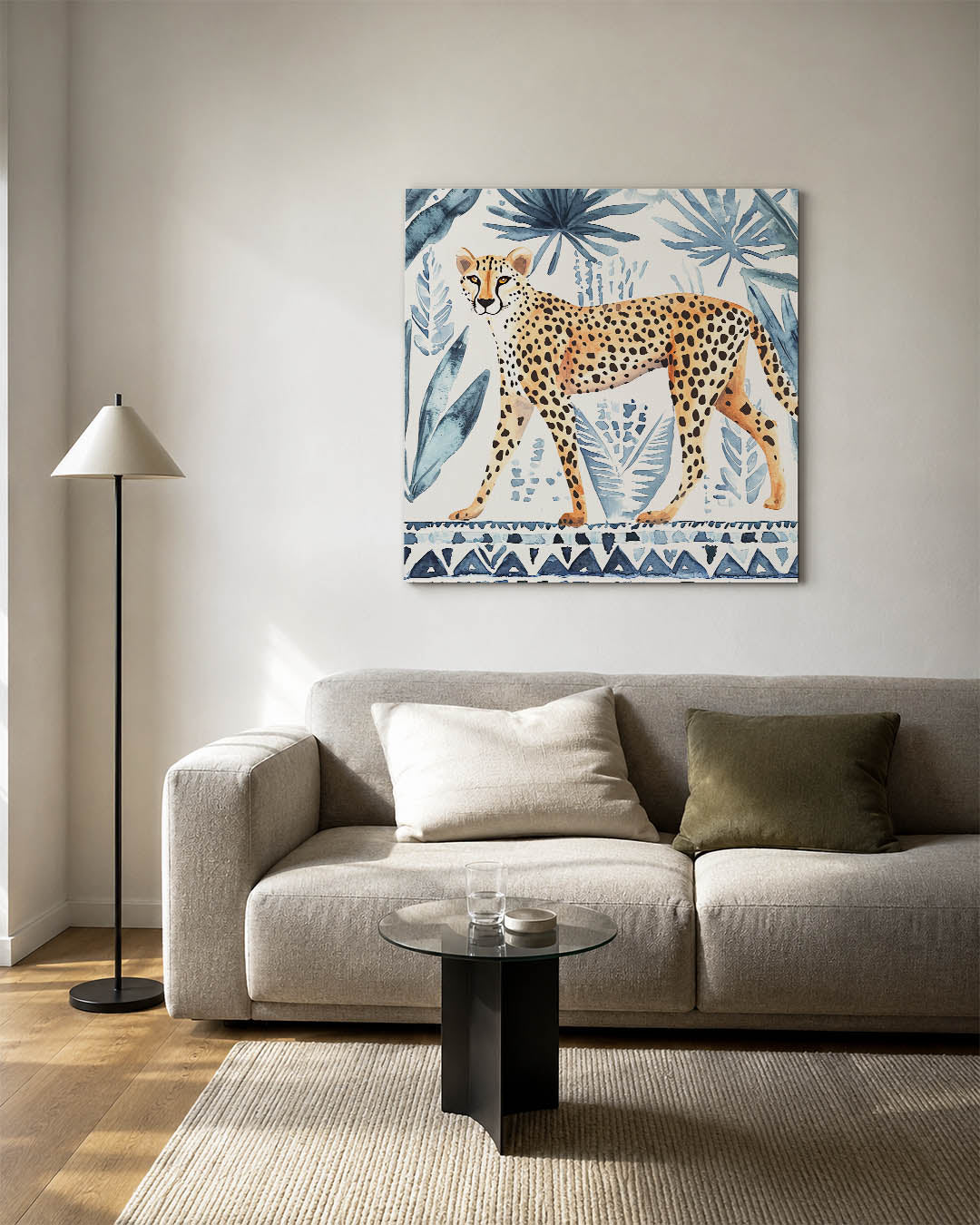 Luipaard met bladeren kunstwerk – detailweergave – dit werk toont een sierlijke luipaard omringd door blauwe bladeren. De