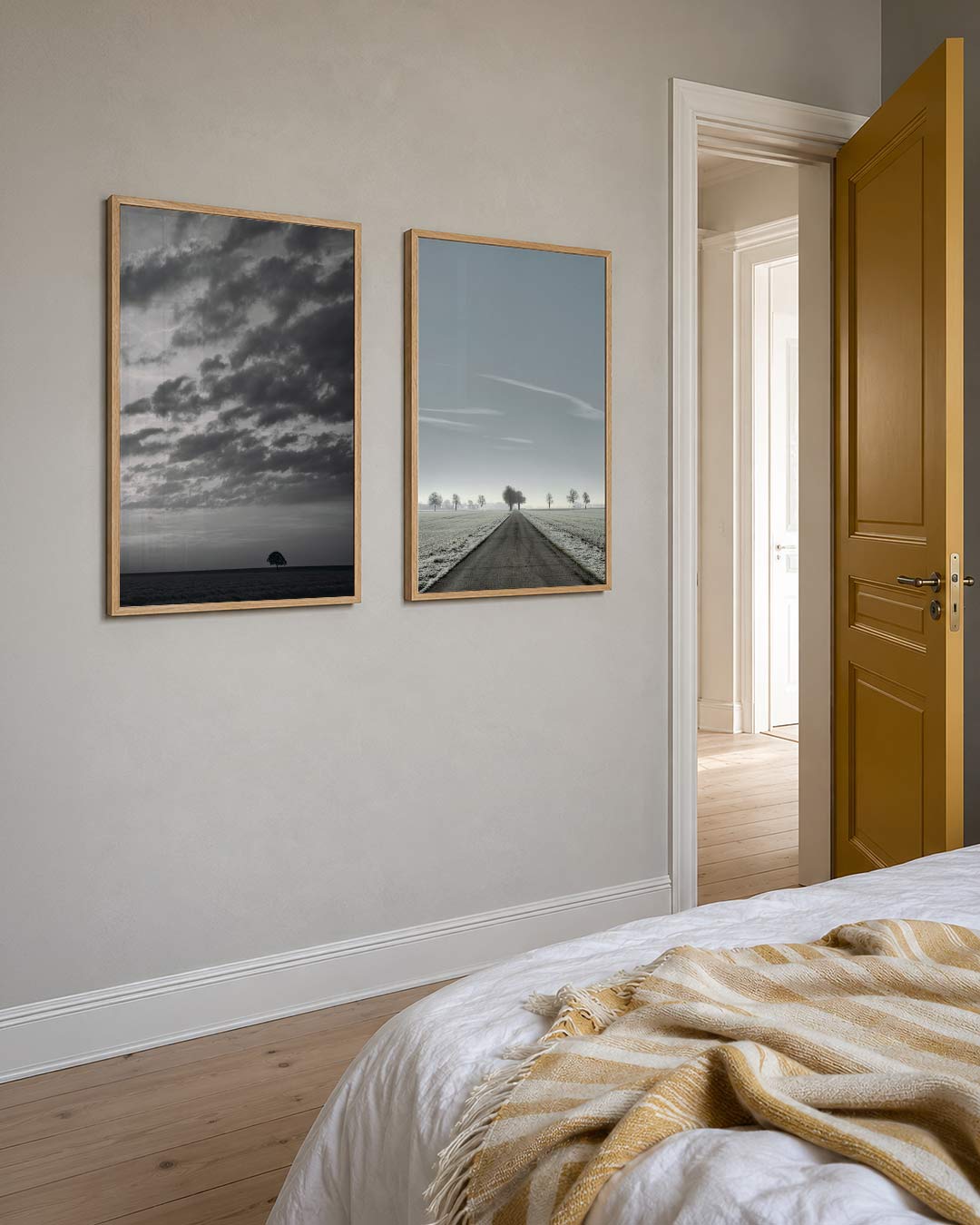 Landschap en lucht posterset – detailweergave – een eenzame boom staat onder een hemel vol wolken. De horizon scheidt de