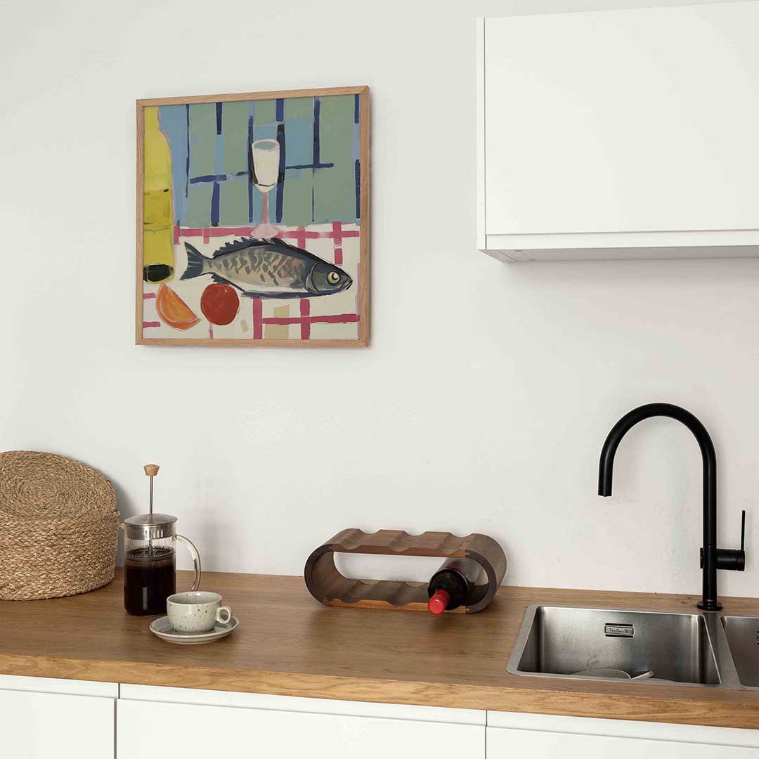 Vis en glas op tafel – keukenposter in vierkant formaat