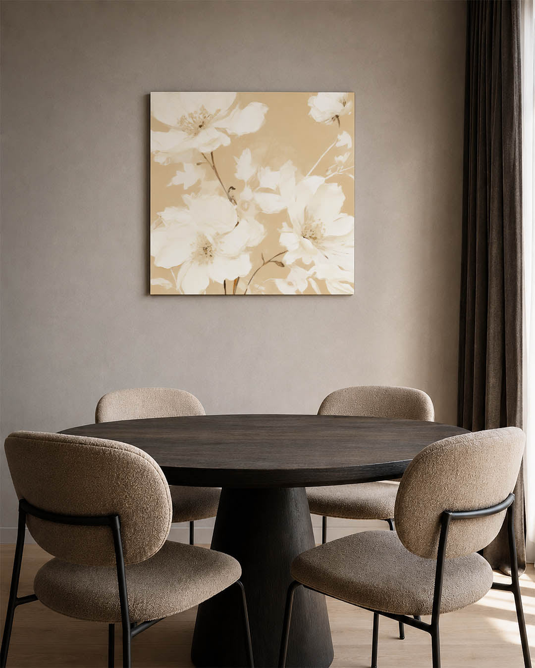 Bloemen op beige kunstwerk – vierkante wanddecoratie – dit werk toont delicate bloemen in zachte tinten tegen een beige