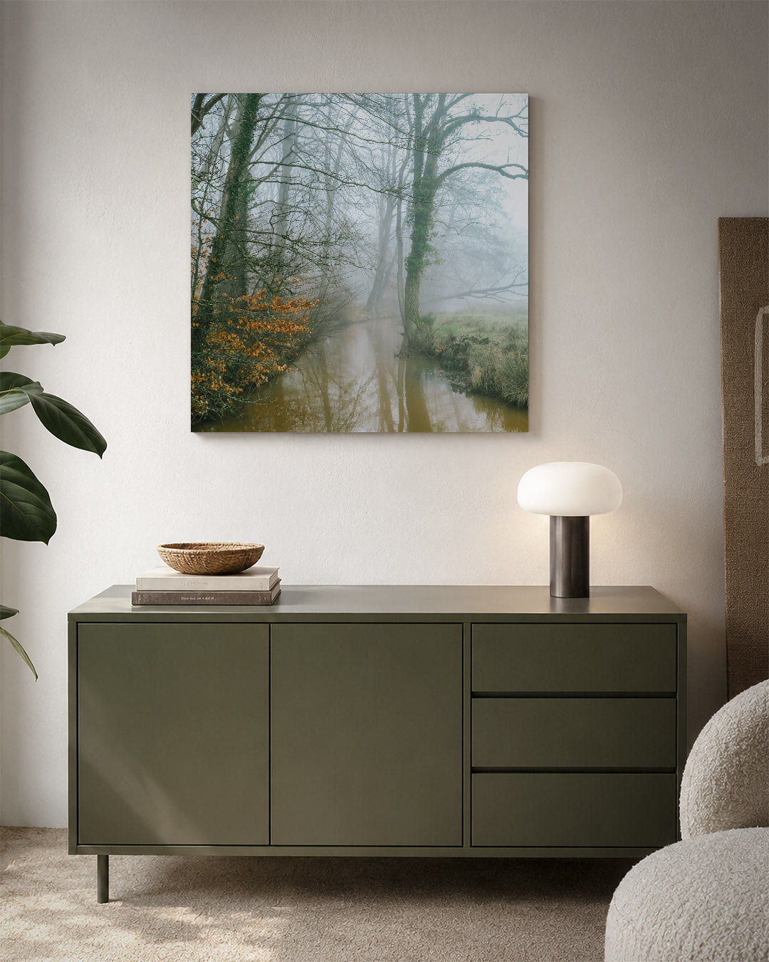 Mistig boslandschap kunstwerk – detailweergave – een serene scène van een mistig bos met kale bomen langs een rustige beek.