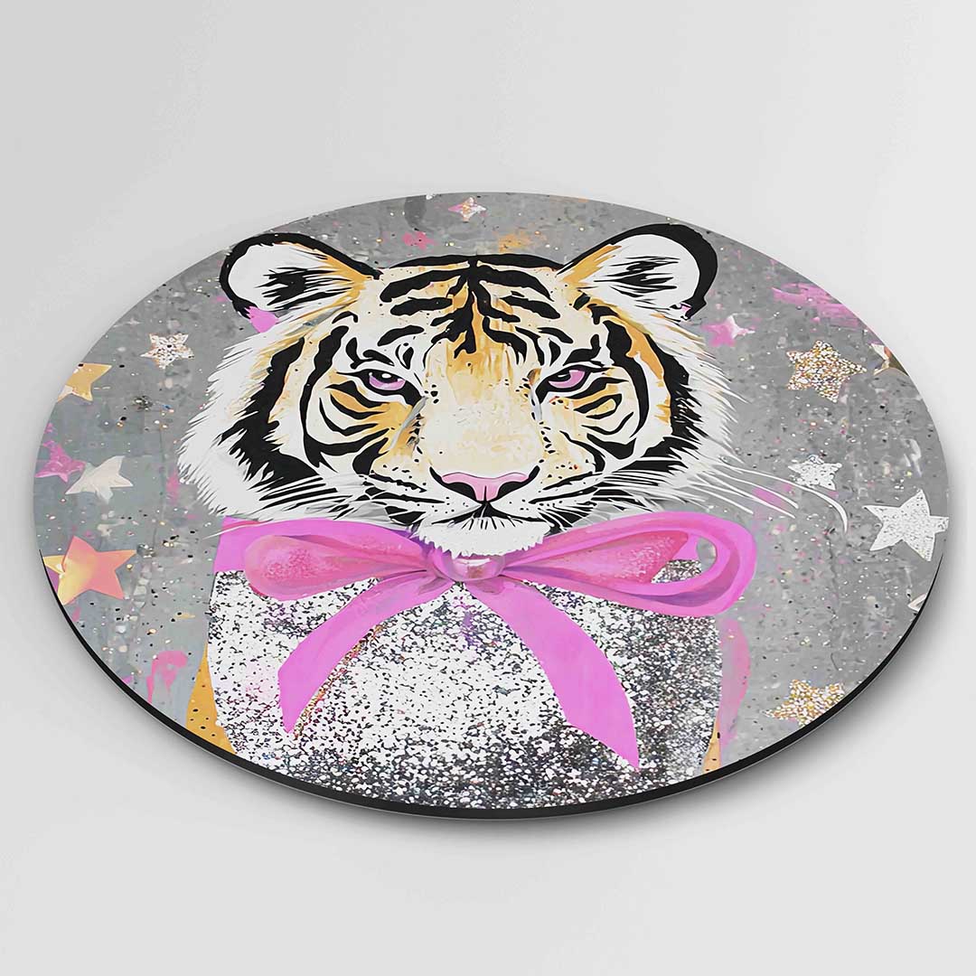 Tijger met roze strik – geïllustreerde wandkunst als moderne muurcirkel