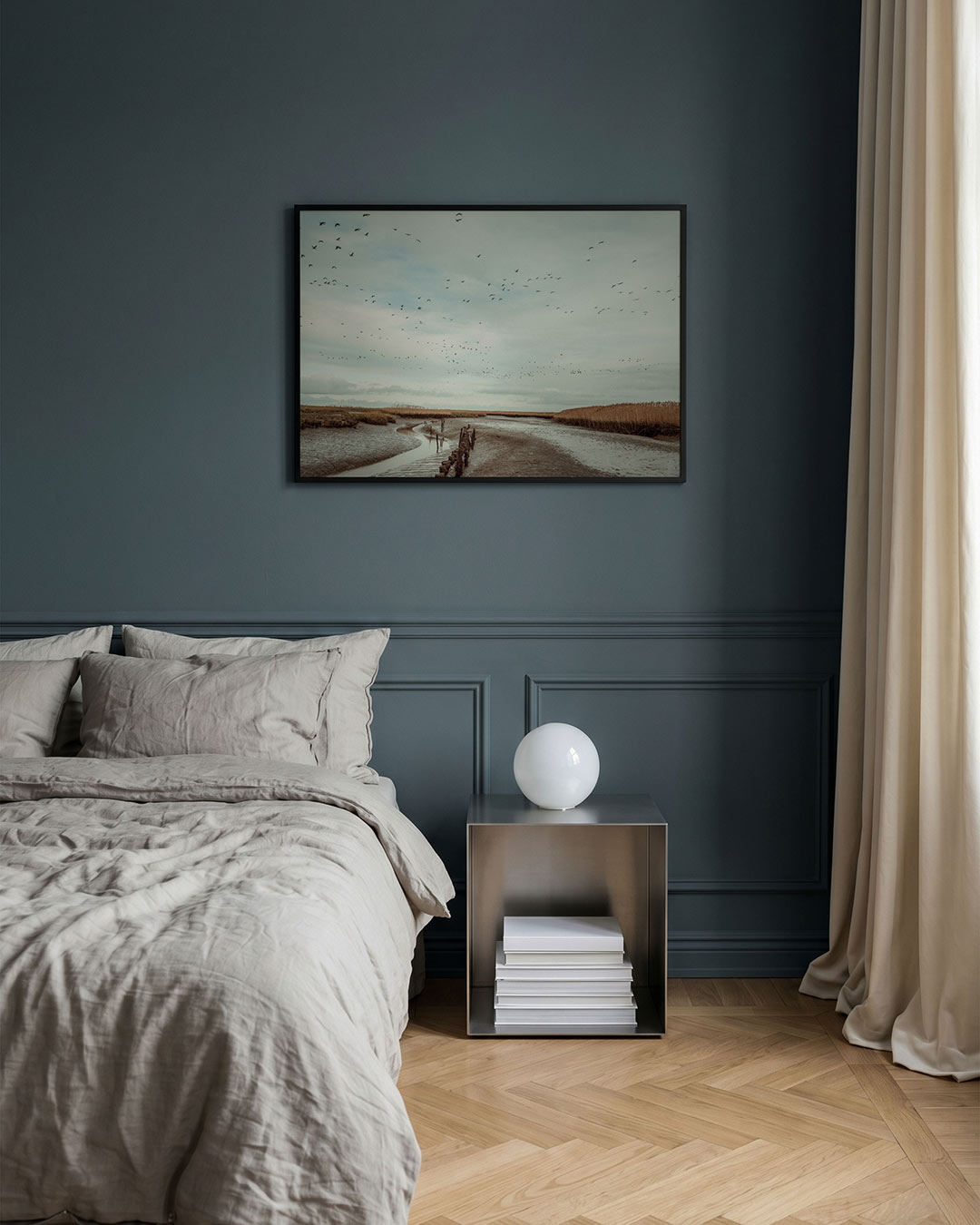 Vogels boven landschap poster – detailweergave – een serene lucht vol vogels boven een uitgestrekt landschap met water en