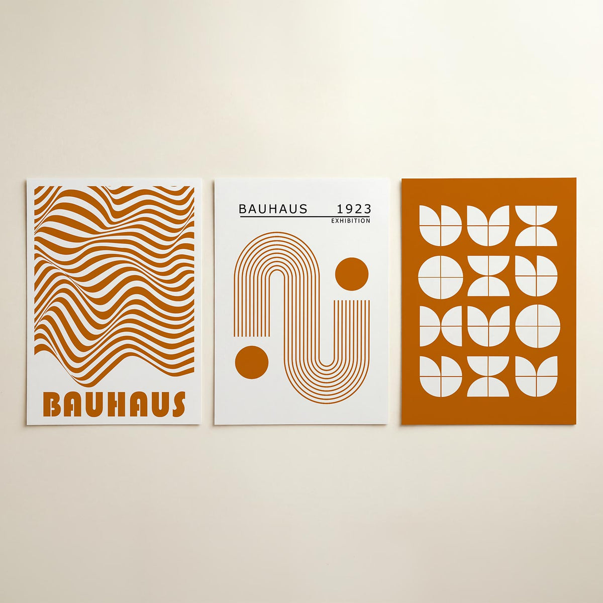 Golvend lijnenspel posterset – detailweergave – deze posterset in drie delen toont vloeiende, golvende lijnen in warme oranje