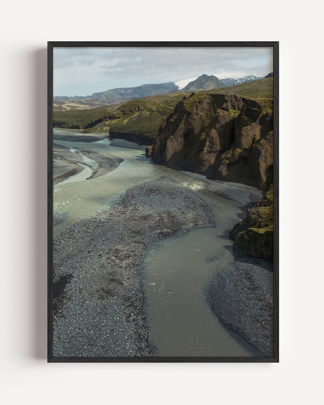 Rivierlandschap met bergen poster – portret wanddecoratie – deze poster toont een kronkelende rivier omgeven door ruige