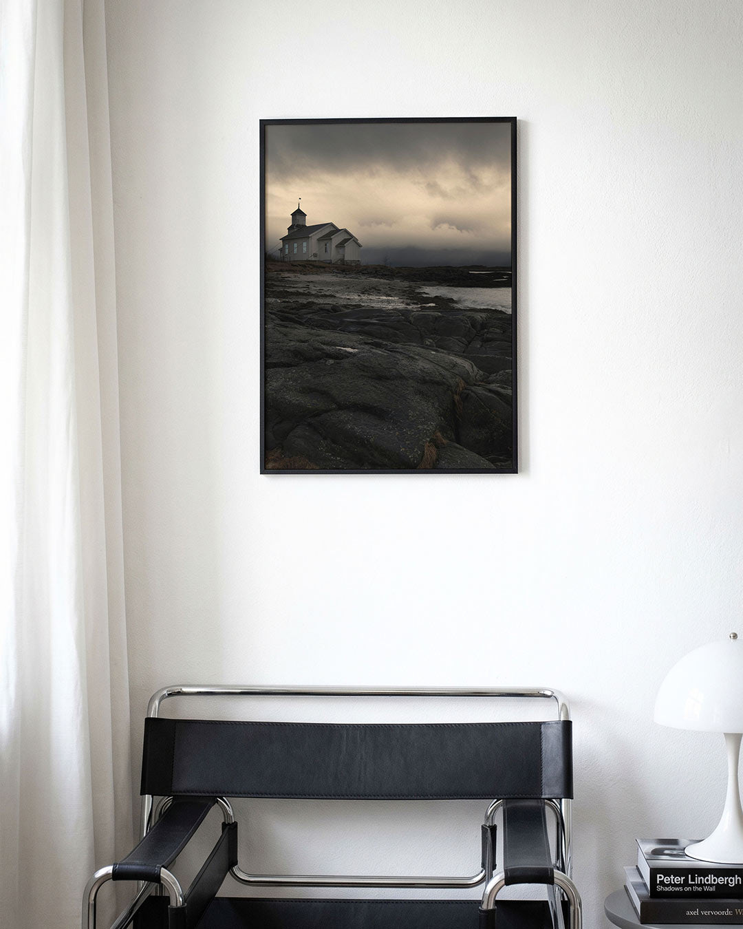 Abstracte poster – derde productweergave – een abstracte poster met donkere tinten en een rustige visuele opbouw.