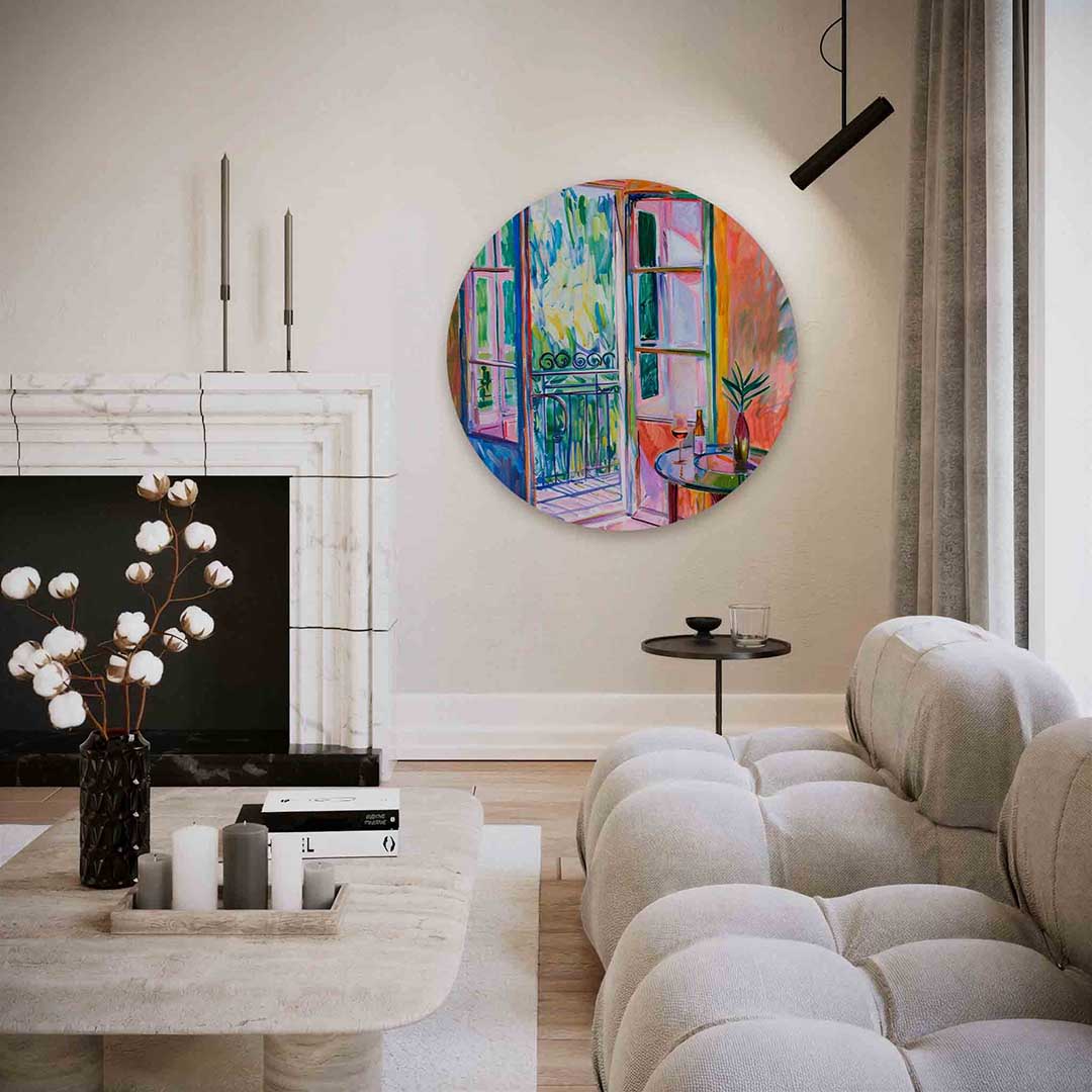 Open balkon met tafel – abstracte textuur muurcirkel als wanddecoratie