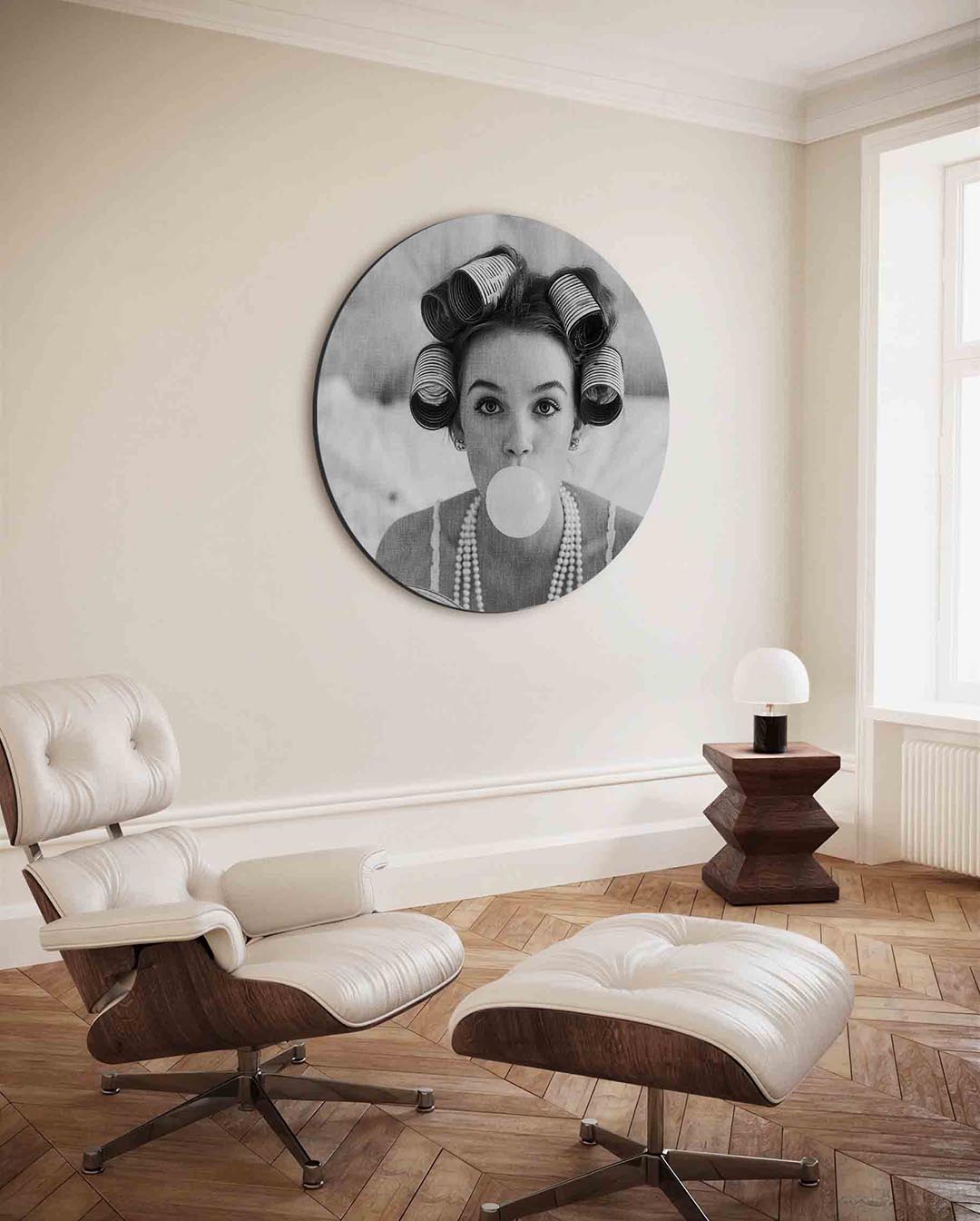 Meisje met krulspelden – ronde Pop Art wanddecoratie van WallArtistic