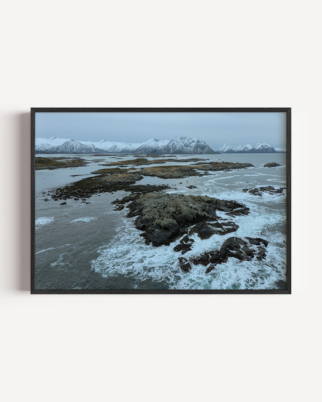 Kustlandschap met bergen poster – liggende wanddecoratie – een serene kustlijn met ruige rotsen en kalme golven, omlijst door