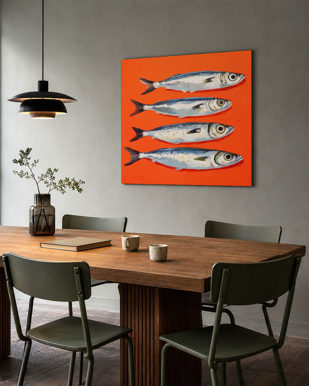 Vissen op fel oranje kunstwerk – tweede productweergave – vier vissen liggen horizontaal op een fel oranje achtergrond. De