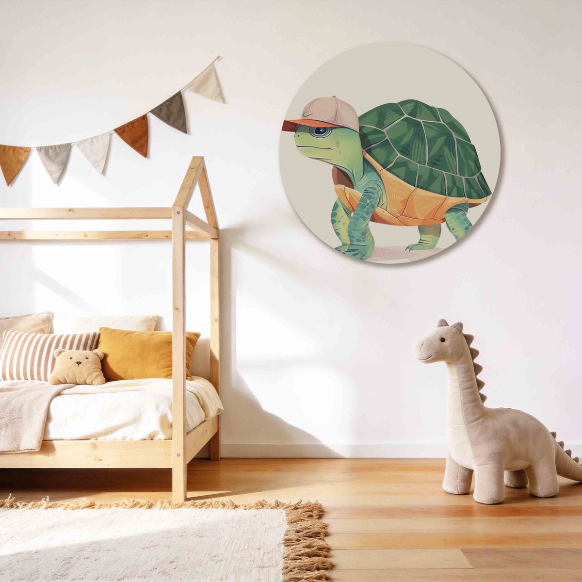 Schildpad met pet Muurcirkel – tweede productweergave – Een schildpad met een groene schild en een beige pet.
