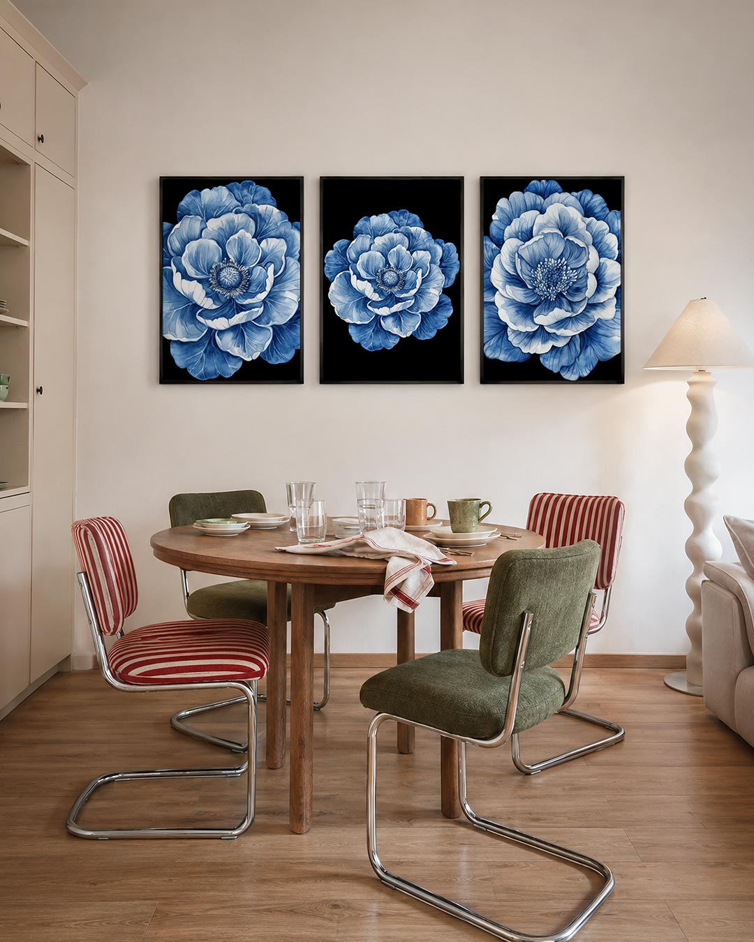 Bloemvormen in blauw driedelige posterset – een grote bloem met golvende, blauwe en witte bloemblaadjes
