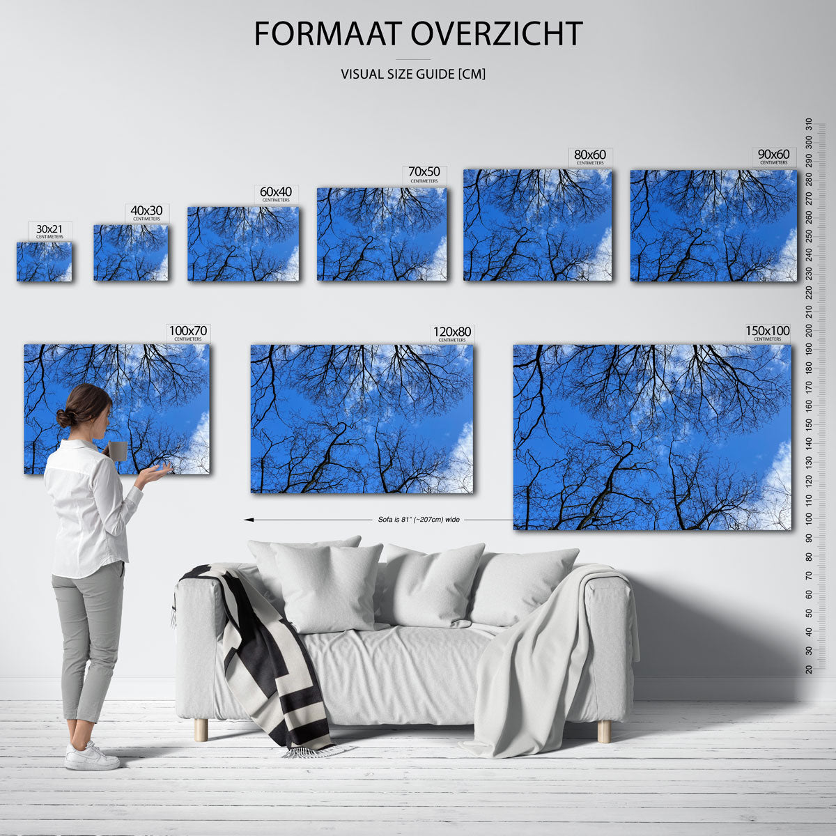 Boomtakken tegen lucht poster – sfeerbeeld – dunne, kronkelige takken strekken zich uit tegen een heldere blauwe lucht met