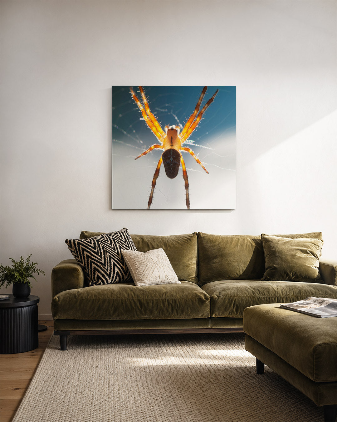 Spin in web kunstwerk – derde productweergave – deze kunstwerk toont een spin in close-up, met zijn poten uitgespreid tegen