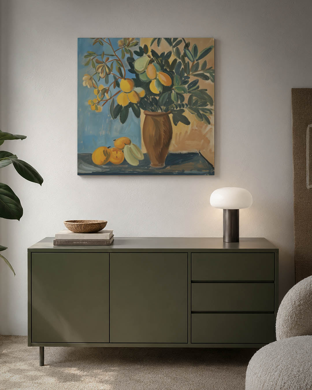 Fruit en bladeren kunstwerk – detailweergave – dit kunstwerk toont een vaas met groene bladeren en geel fruit tegen een