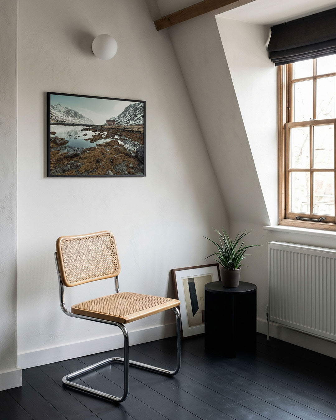 Berglandschap poster – tweede productweergave – een berglandschap met een hut, omgeven door besneeuwde bergen en reflecties