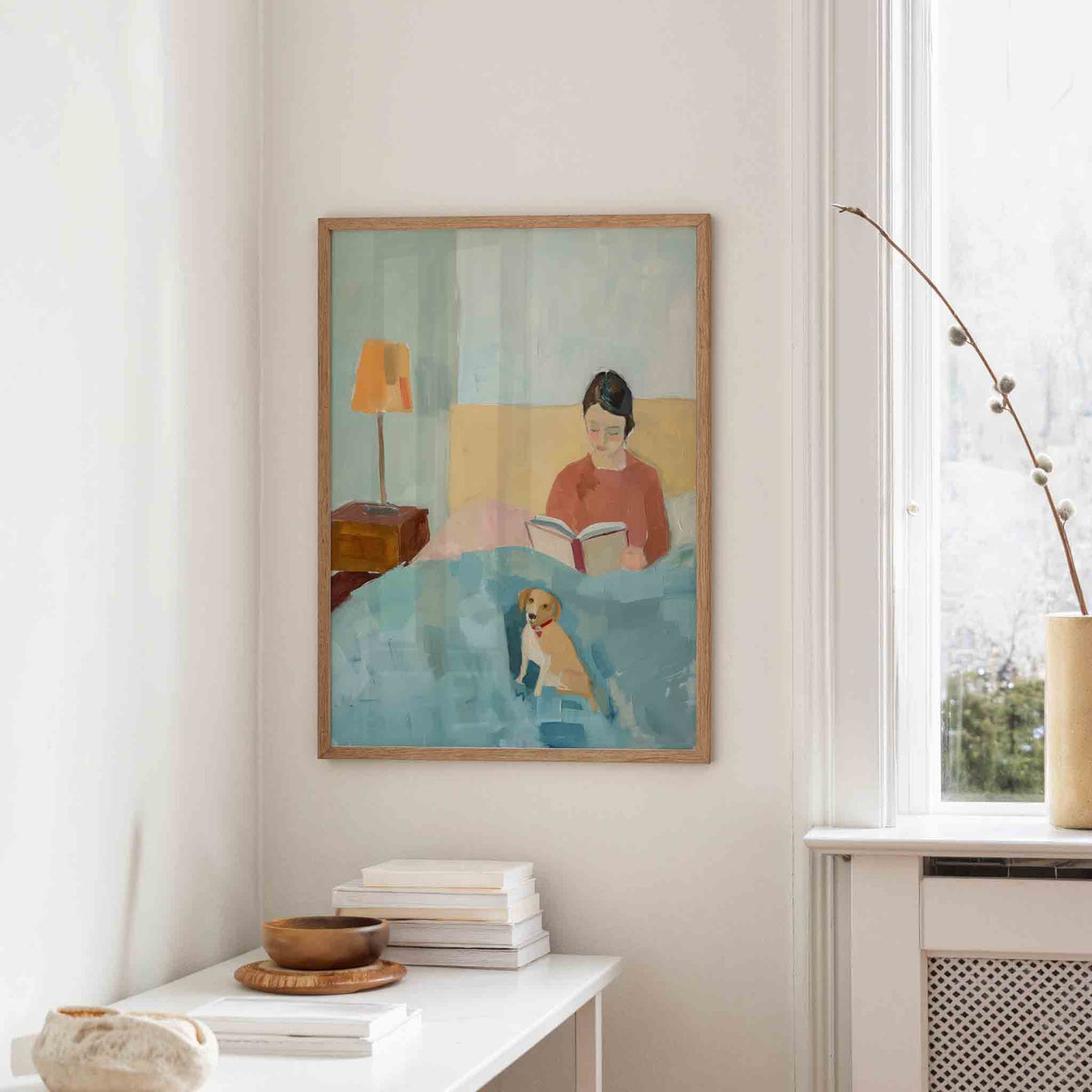 Lezende vrouw met hond – staande hedendaagse wanddecoratie van WallArtistic