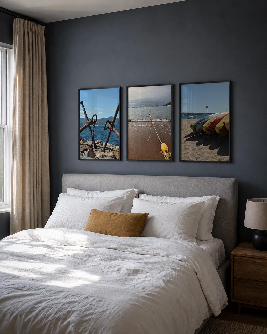 Anker en zee posterset – derde productweergave – roestige ankers rusten op rotsen met een blauwe zee en groene heuvels op de