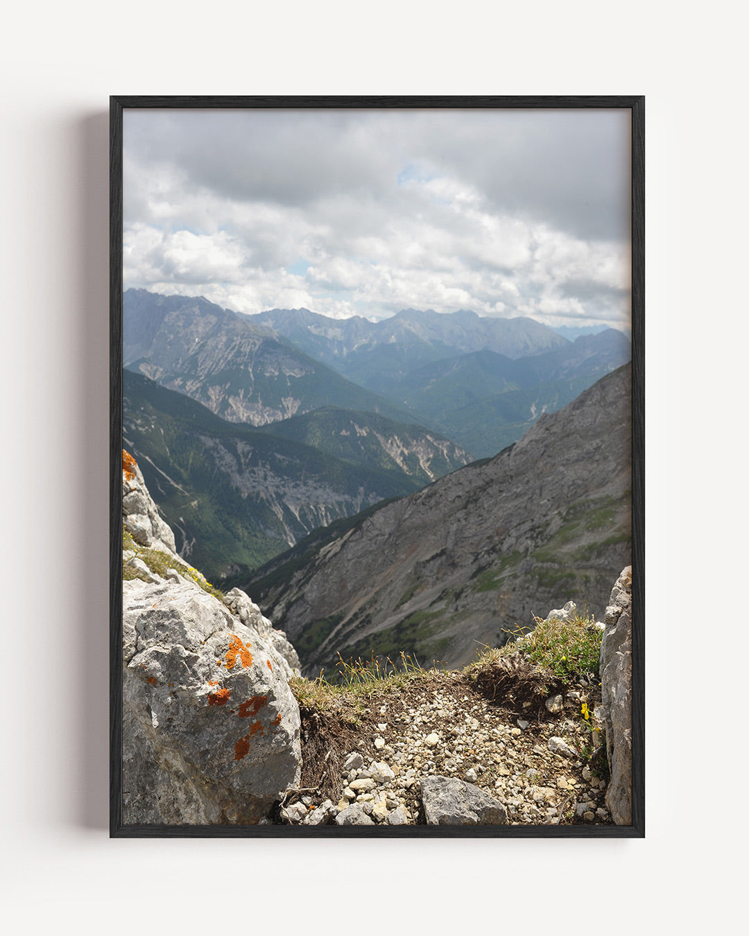 Berglandschap met rotsen poster – portret wanddecoratie – deze poster toont een indrukwekkend berglandschap met ruige rotsen