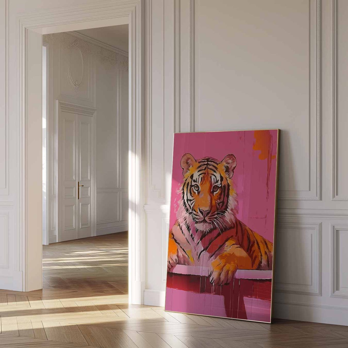 Vrolijke Tijger op Roze Achtergrond – dierenposter als moderne staande wanddecoratie