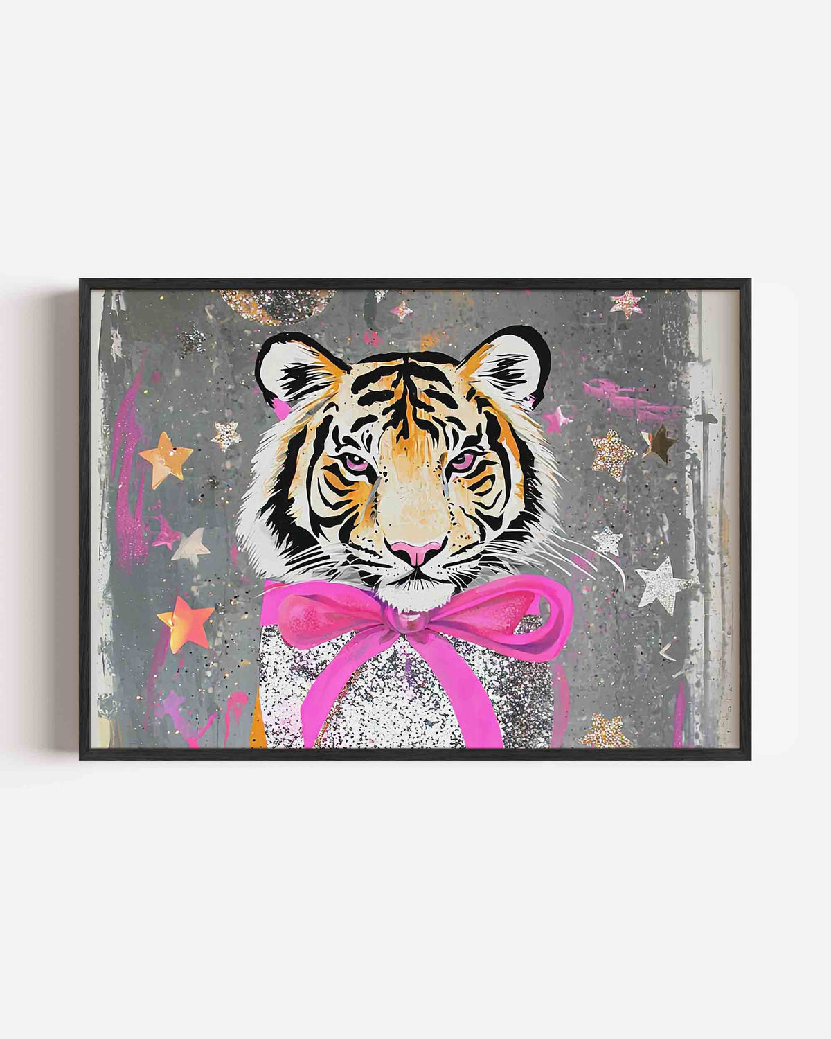 Tijger met roze strik – dieren landscape poster als wanddecoratie