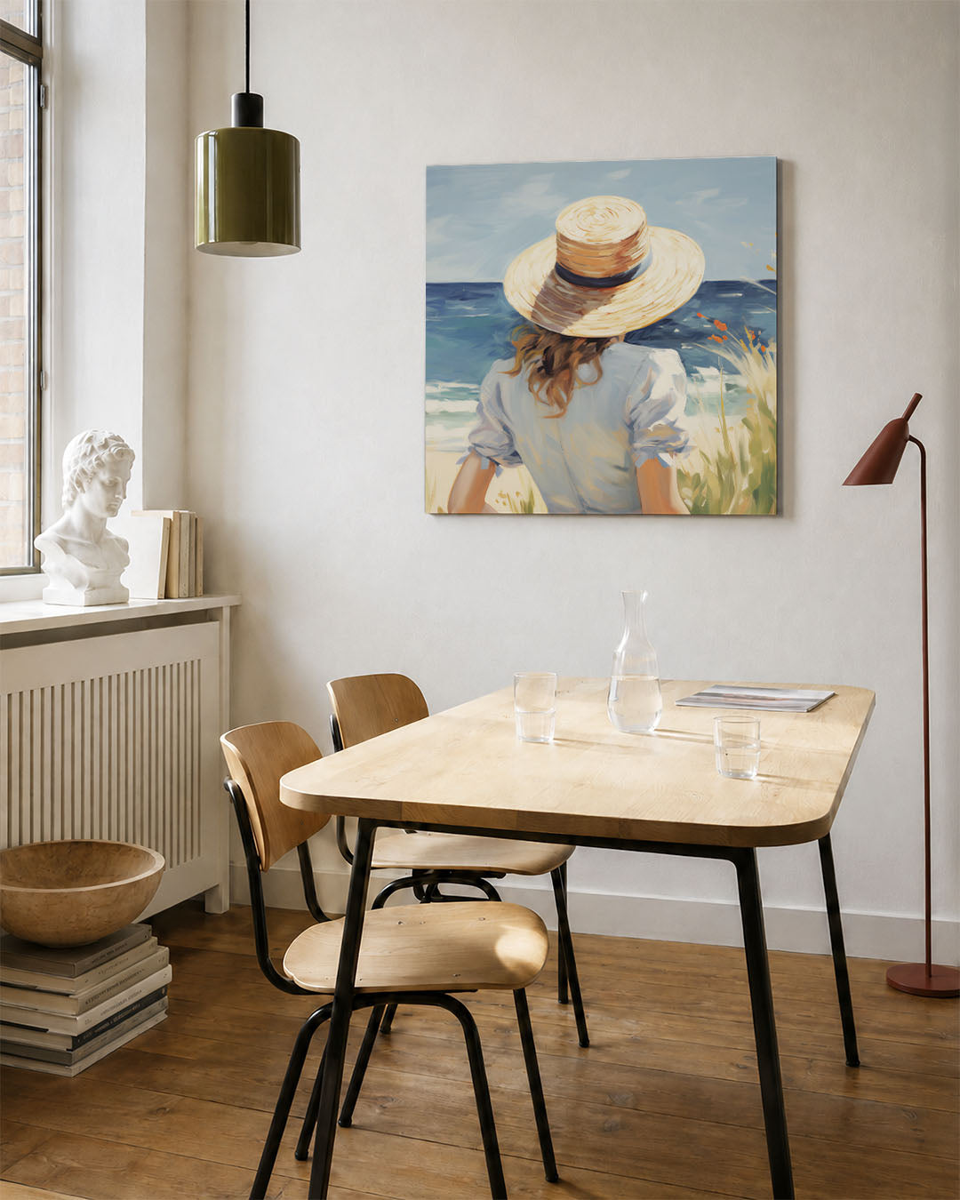 Zomerse stranddag kunstwerk – vierkante wanddecoratie – dit werk toont een vrouw met een strohoed die uitkijkt over de zee.
