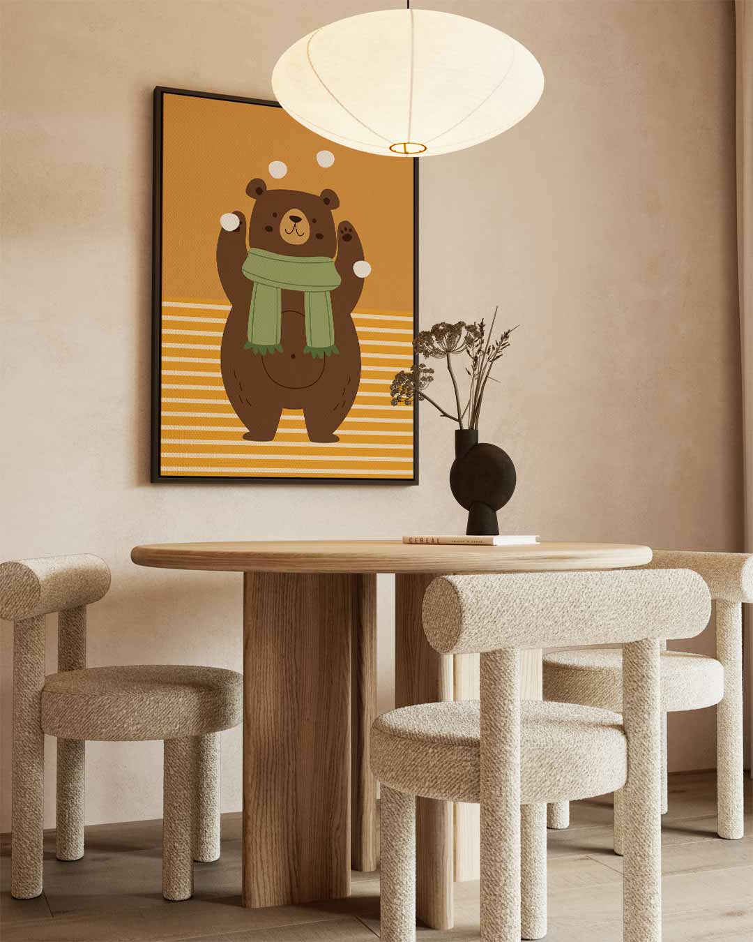 Speelse Beer Met Sjaal – staand kunstwerk voor modern interieur