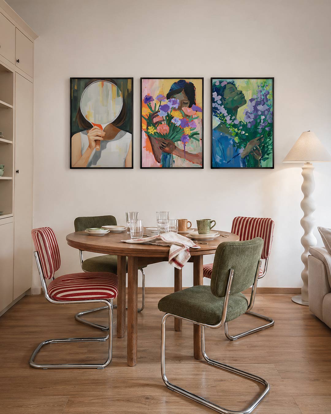 Spiegelbeeld en kleur driedelige posterset – een hand houdt een spiegel vast, reflecterend in zachte