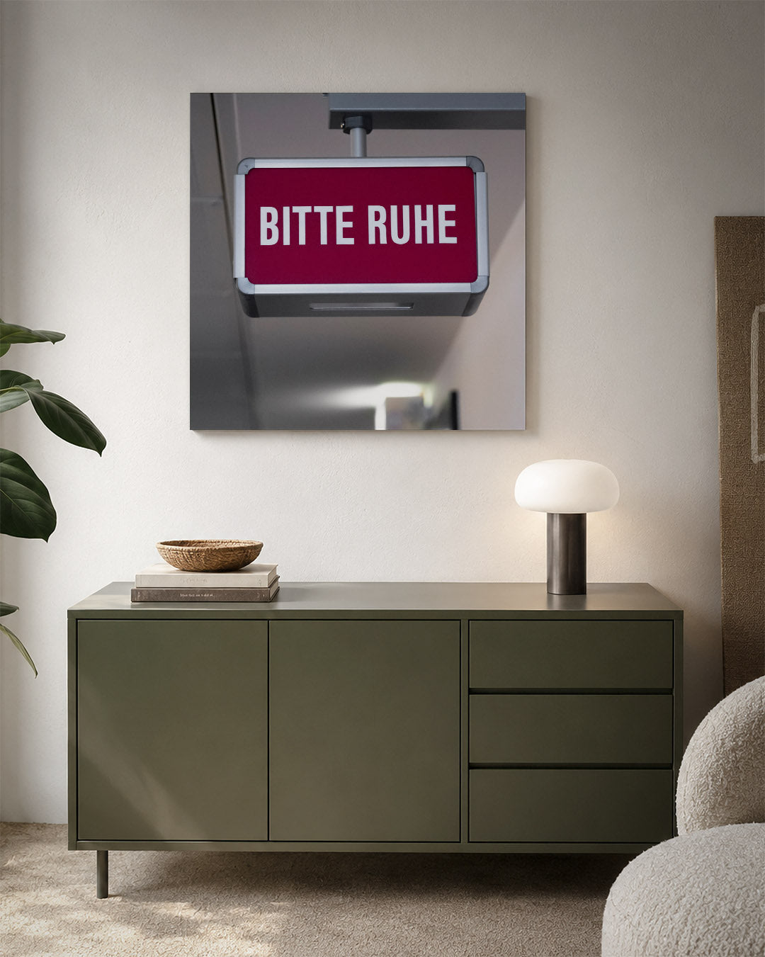Rustig verzoek bord kunstwerk – detailweergave – een rechthoekig bord met een rode achtergrond en witte tekst. Het bord hangt