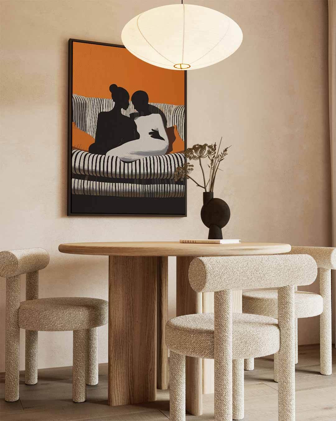 Intieme Band op de Bank – canvas wanddecoratie in portret formaat