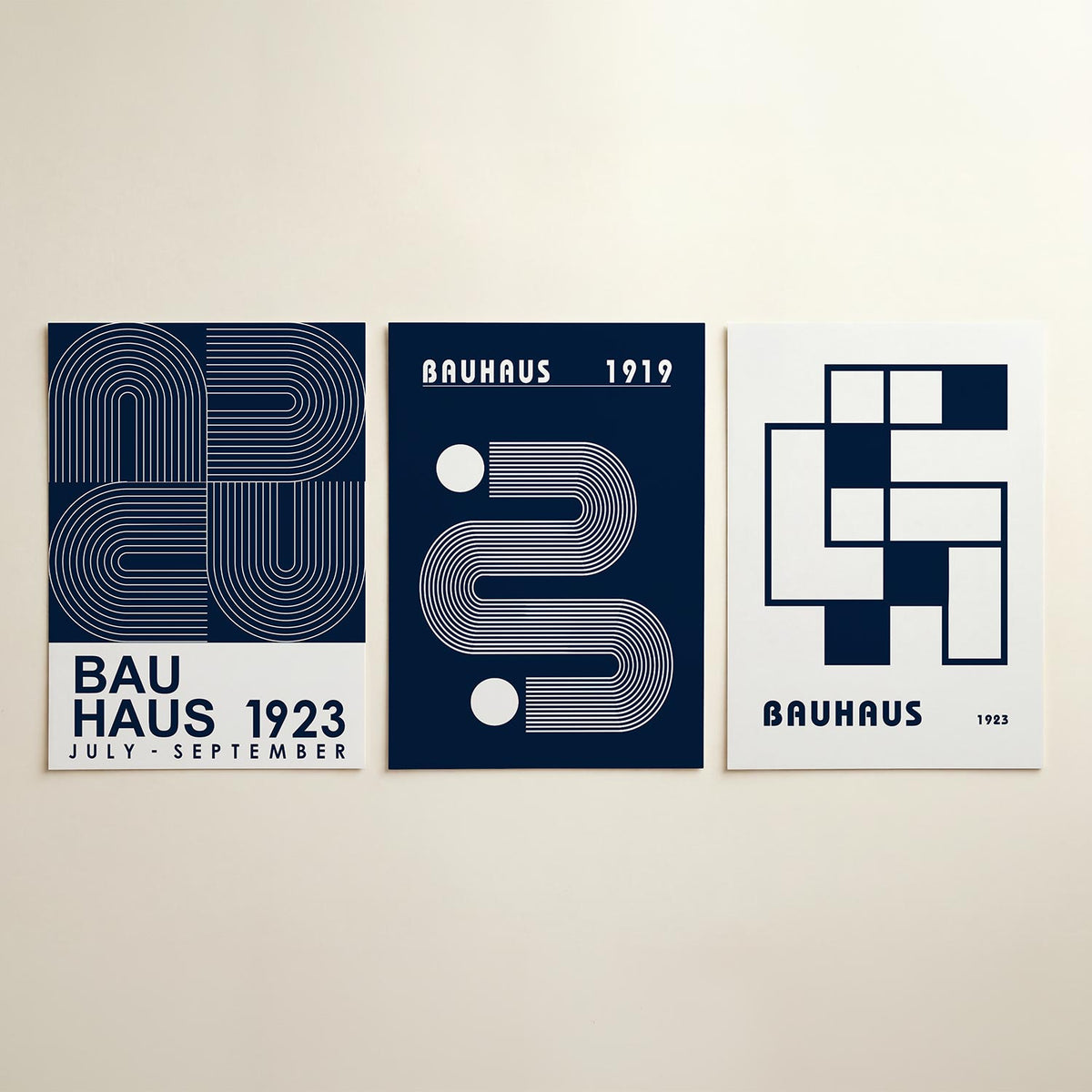 Lijnen en bogen posterset – detailweergave – deze posterset in drie delen toont een spel van witte lijnen en bogen op een