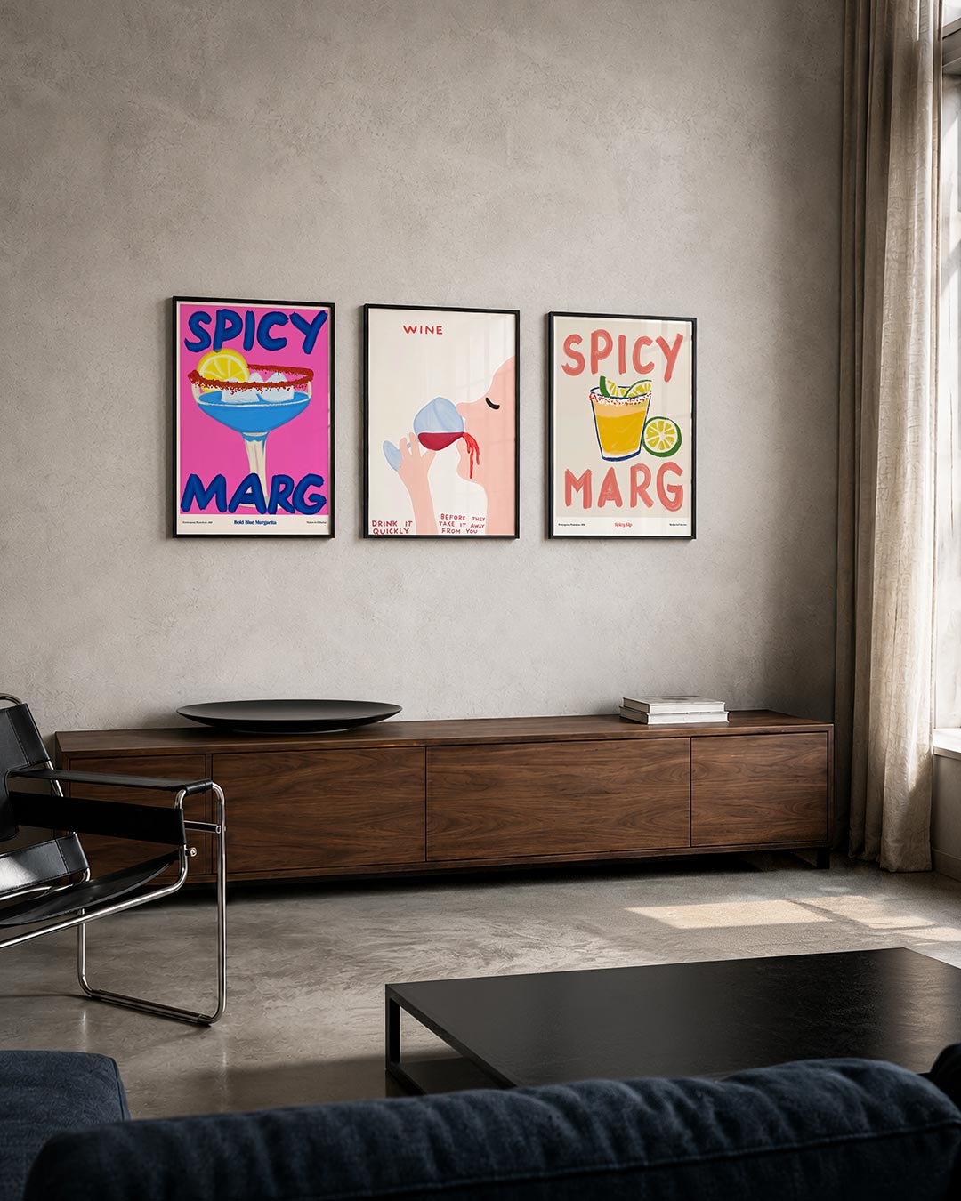 Kleurrijke cocktail posterset – tweede productweergave – een levendige compositie met een felroze achtergrond, een