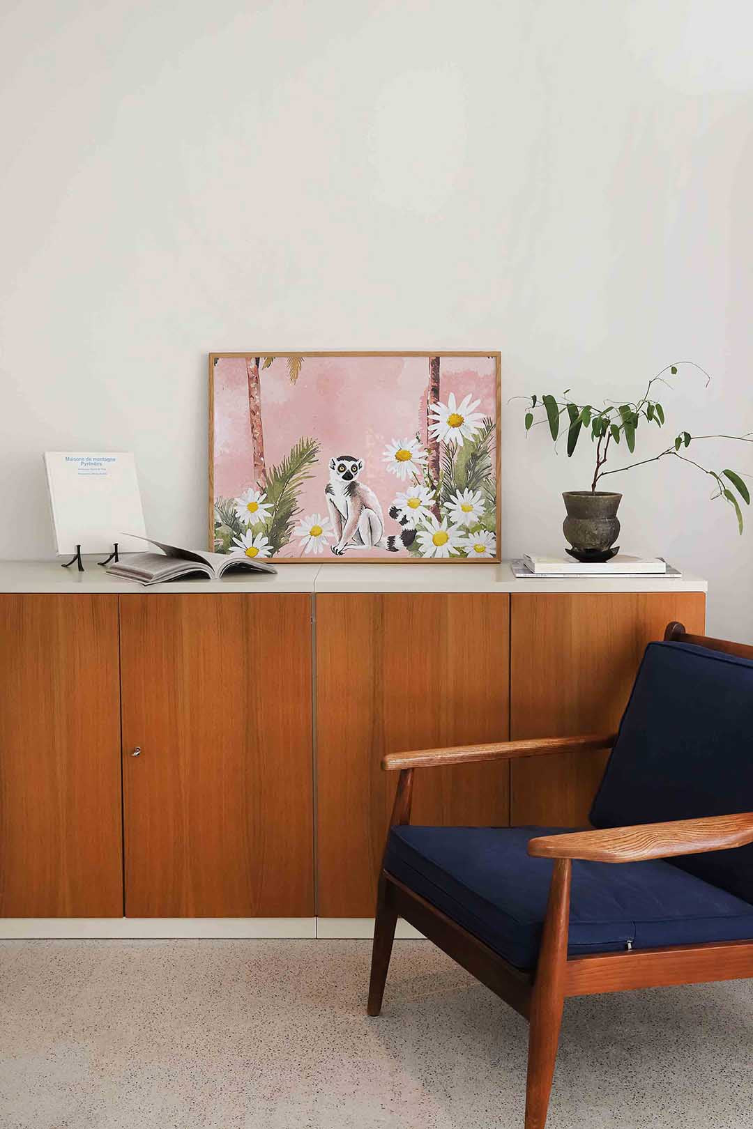 Lemur en bloemen – liggende dieren wanddecoratie van WallArtistic