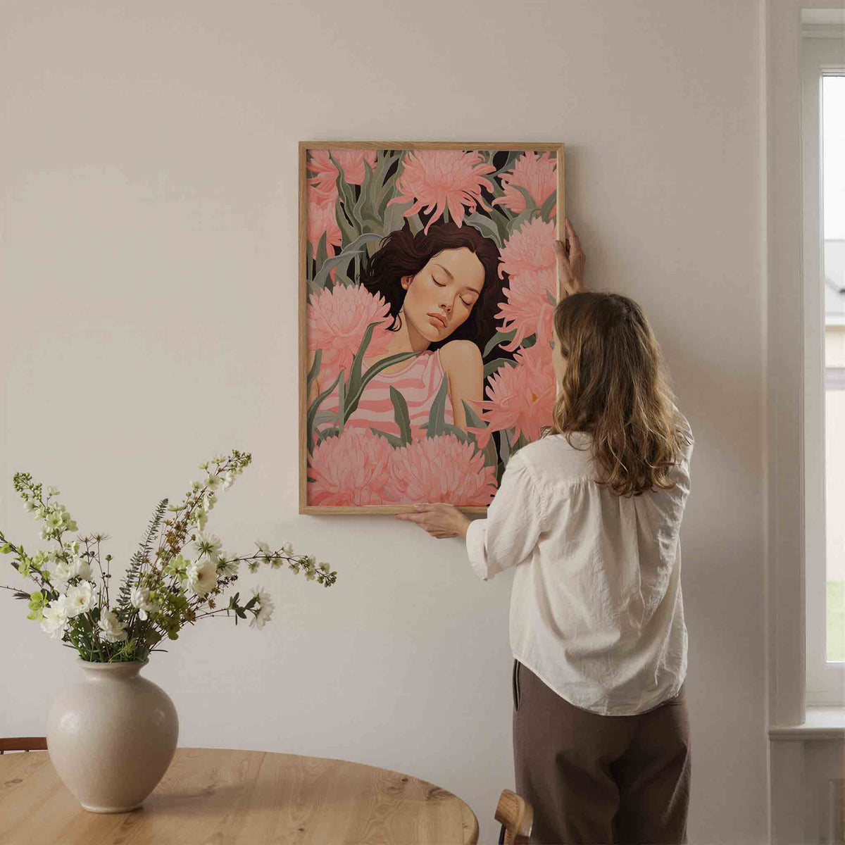 Slapende vrouw tussen bloemen – botanische wandkunst als portret poster