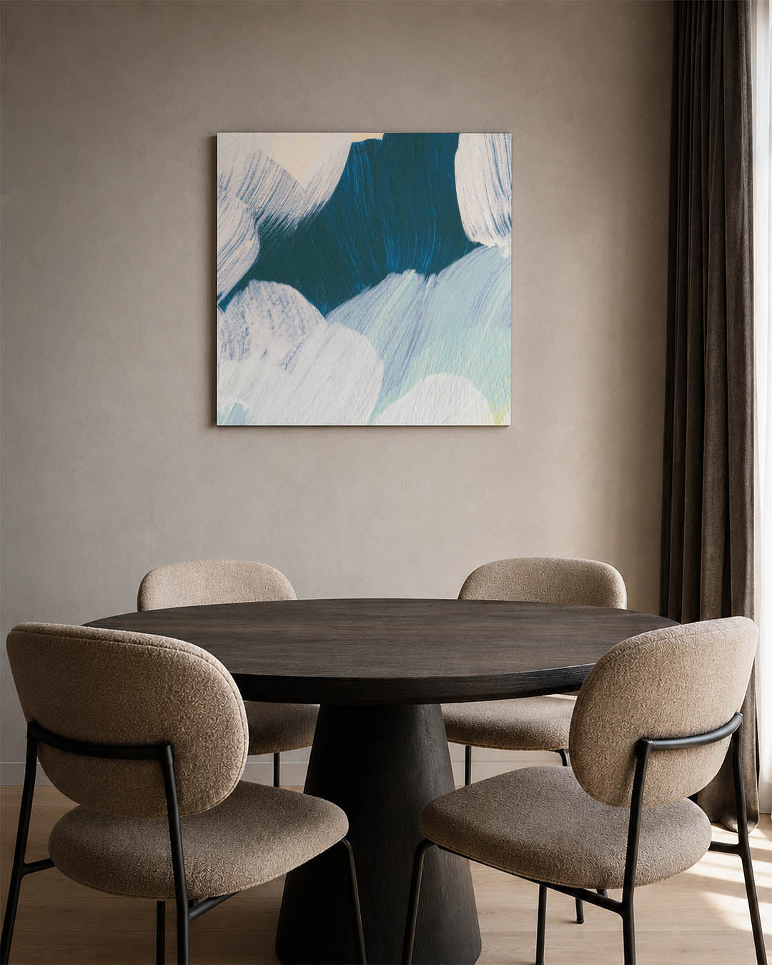 Dynamische borstelvegen kunstwerk – derde productweergave – dit werk toont vloeiende borstelvegen in blauw en wit, met