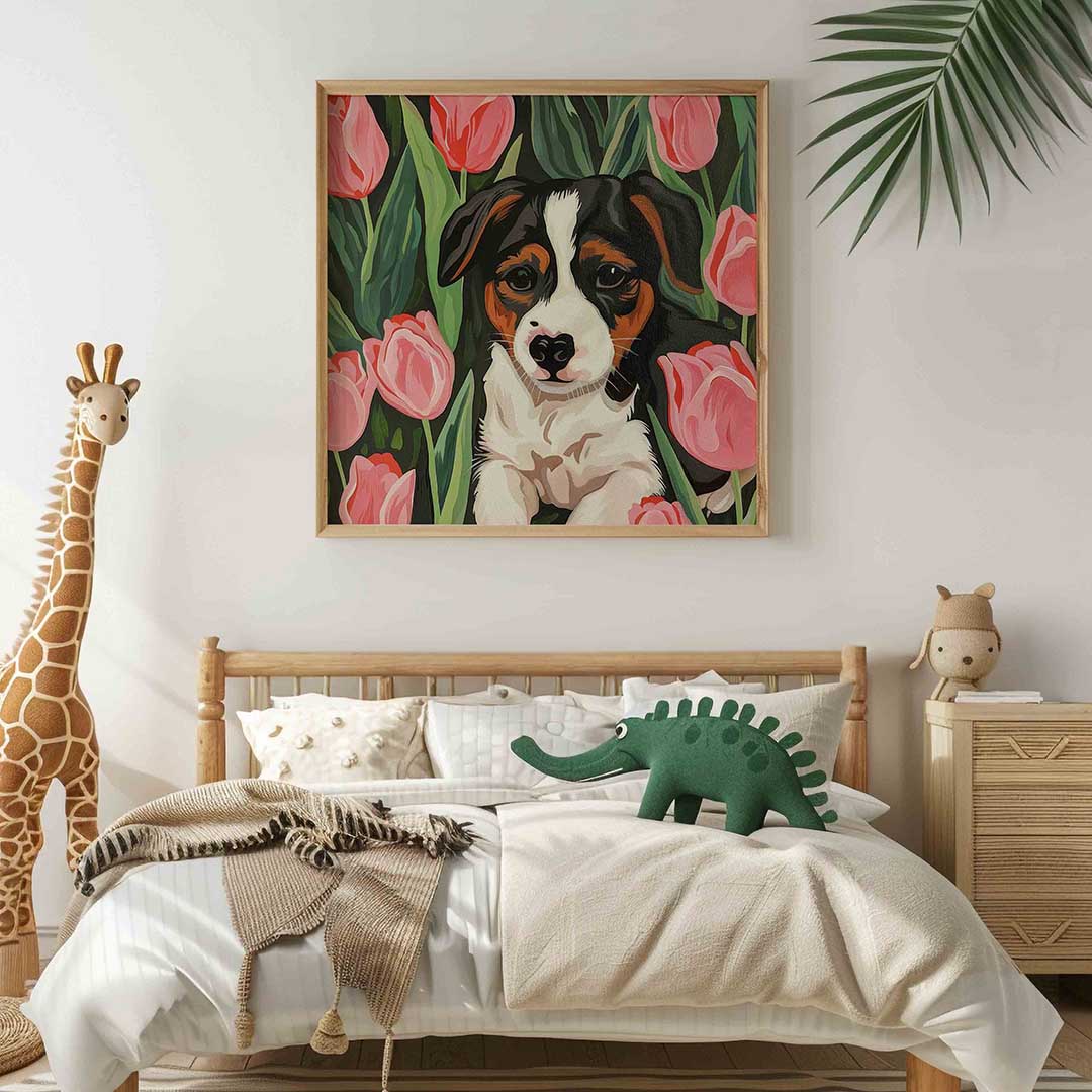 Hond tussen tulpen – vierkante kinderkamer wanddecoratie van WallArtistic