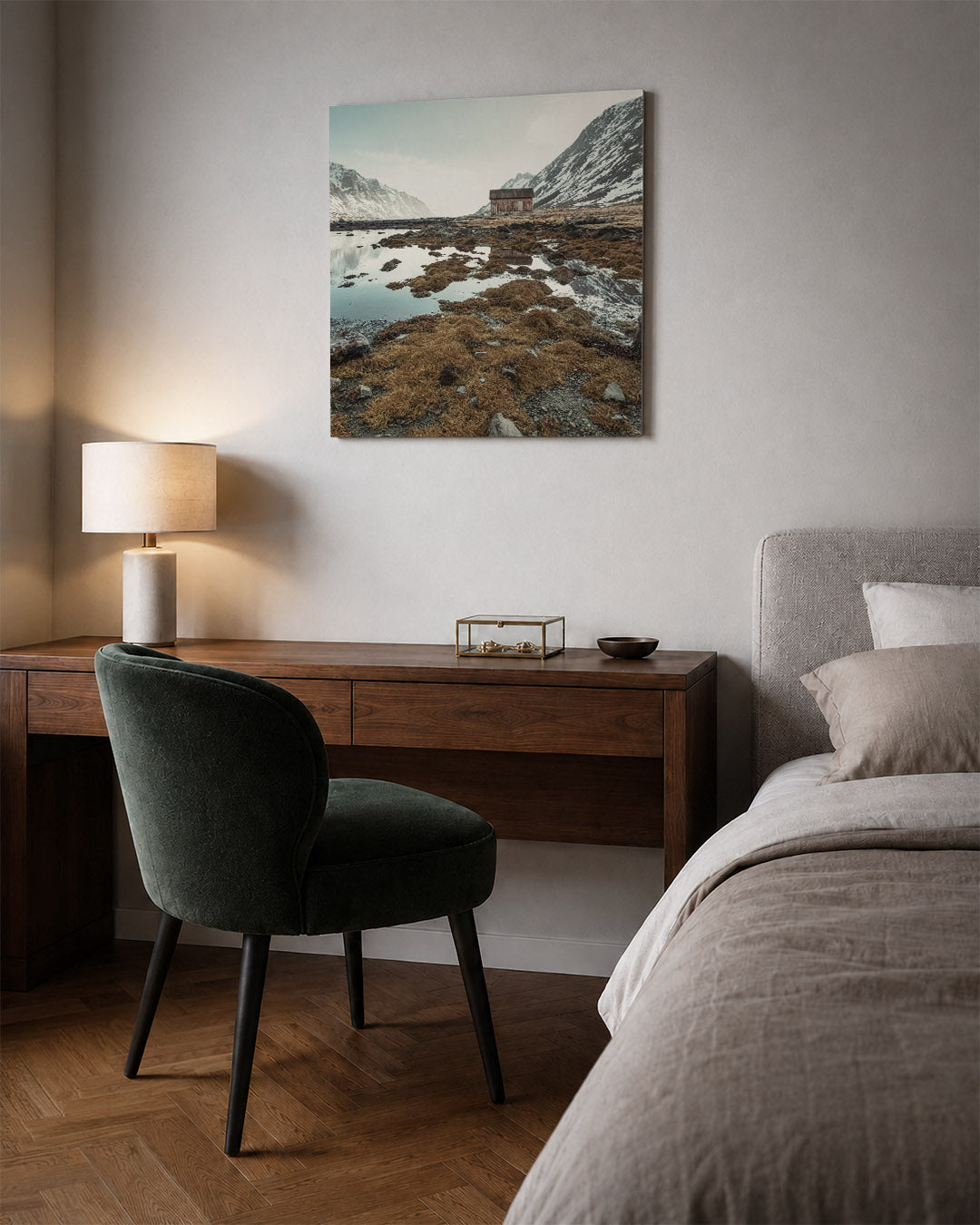 Berglandschap kunstwerk – sfeerbeeld – een scène met een hut omringd door bergen en water. De reflecties en natuurlijke