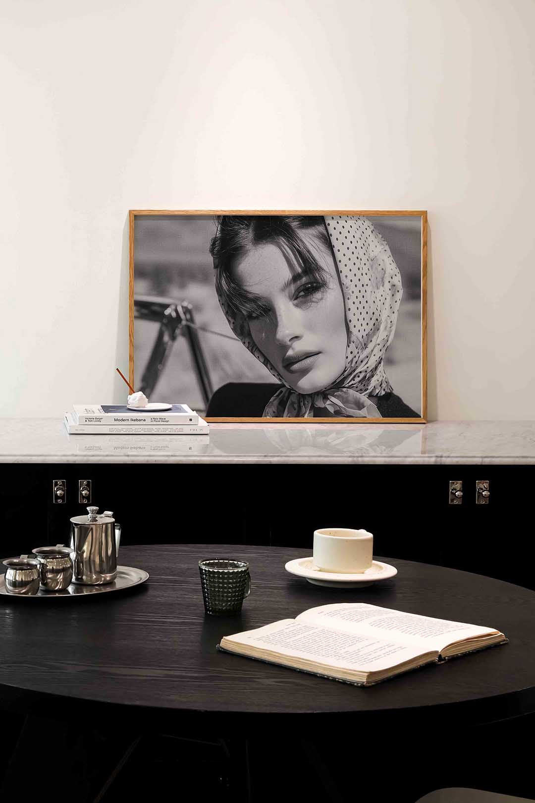 Vrouw met hoofddoek – portret poster in liggend formaat