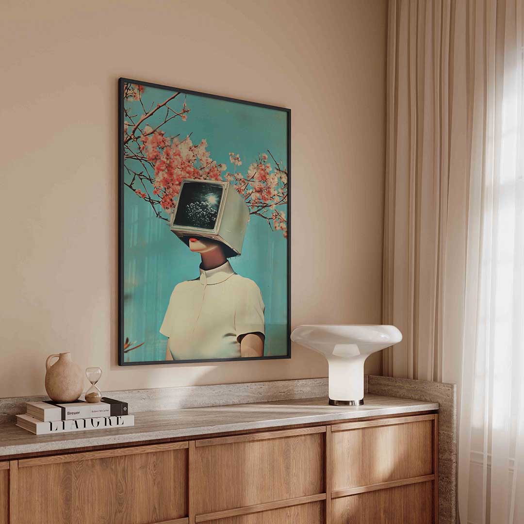 Vrouw met monitorhoofd – surreal poster in staand formaat