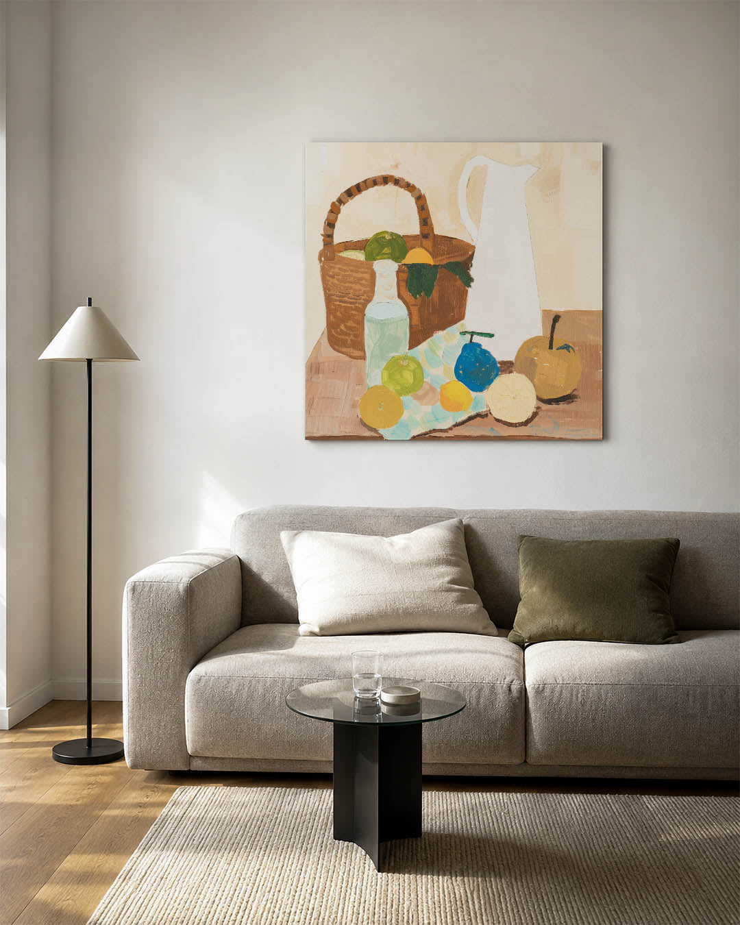 Fruit en mand kunstwerk – vierkante wanddecoratie – dit werk toont een stilleven met een mand, fruit en een karaf. De kleuren