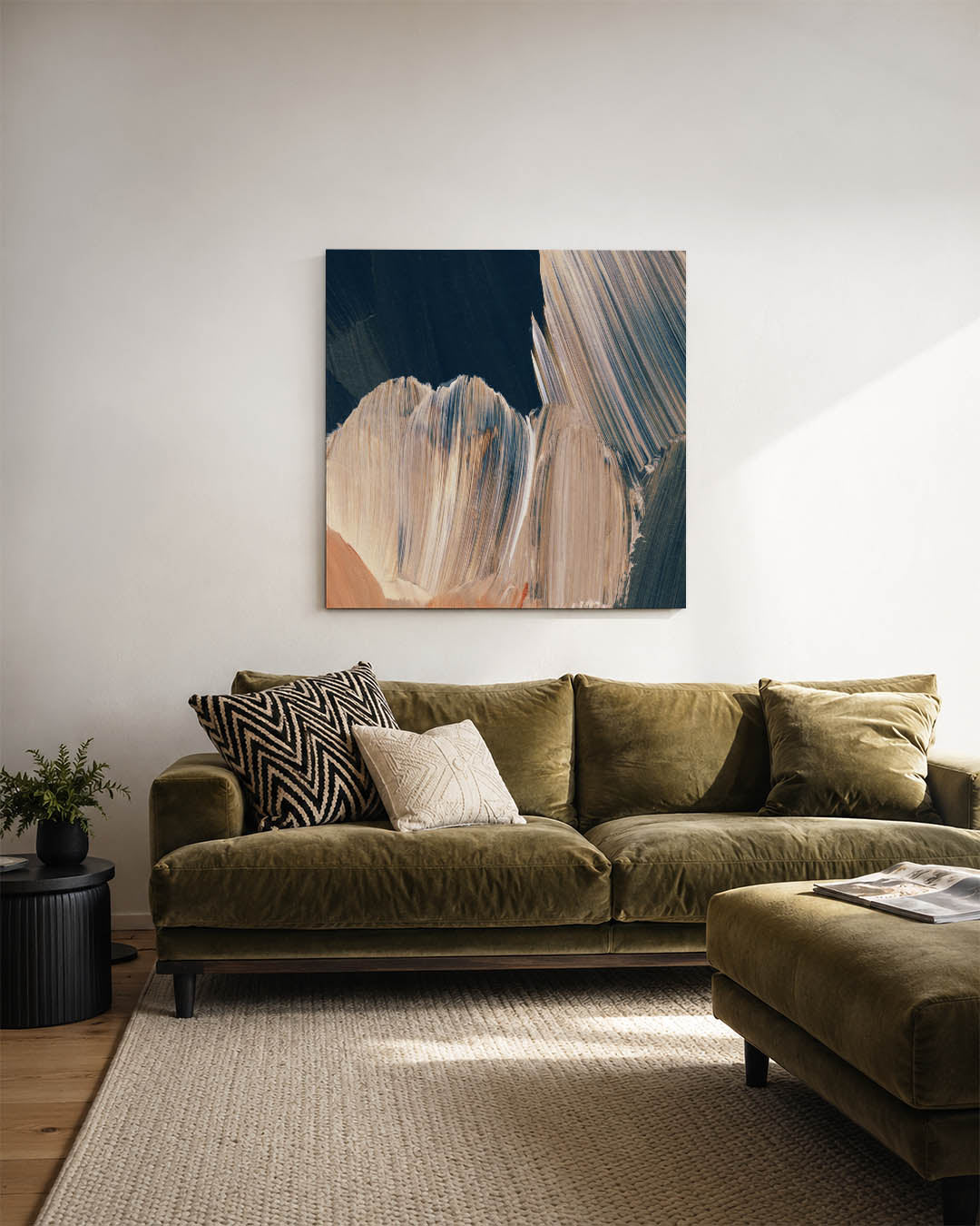 Abstracte kunstwerk – sfeerbeeld – dit kunstwerk toont vloeiende penseelstreken in blauw en beige, met subtiele oranje
