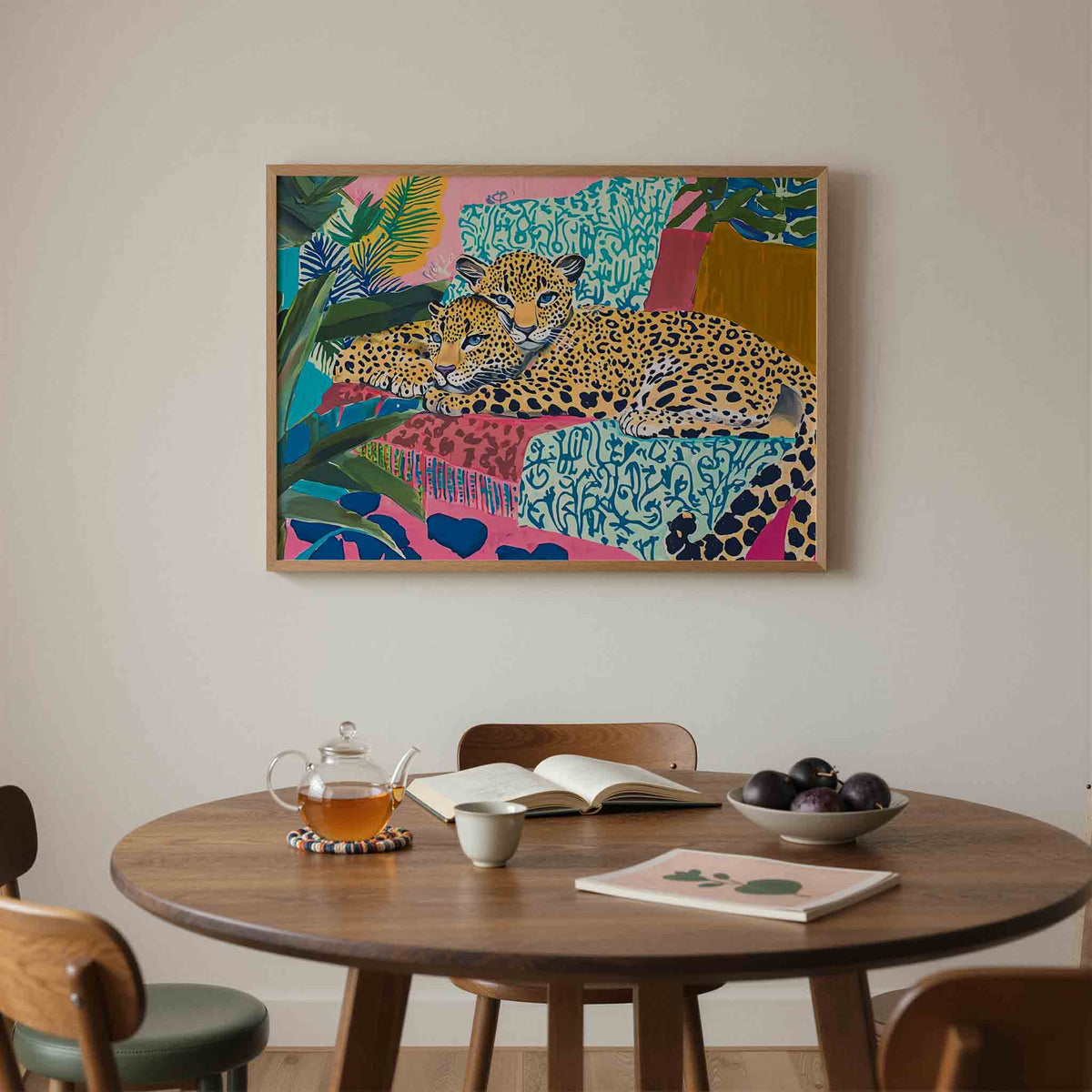 Luipaarden op kleurrijke achtergrond – liggende jungle wanddecoratie van WallArtistic