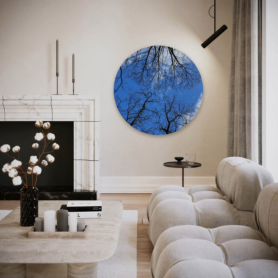 Blauwe lucht met takken – ronde fotografie wanddecoratie van WallArtistic