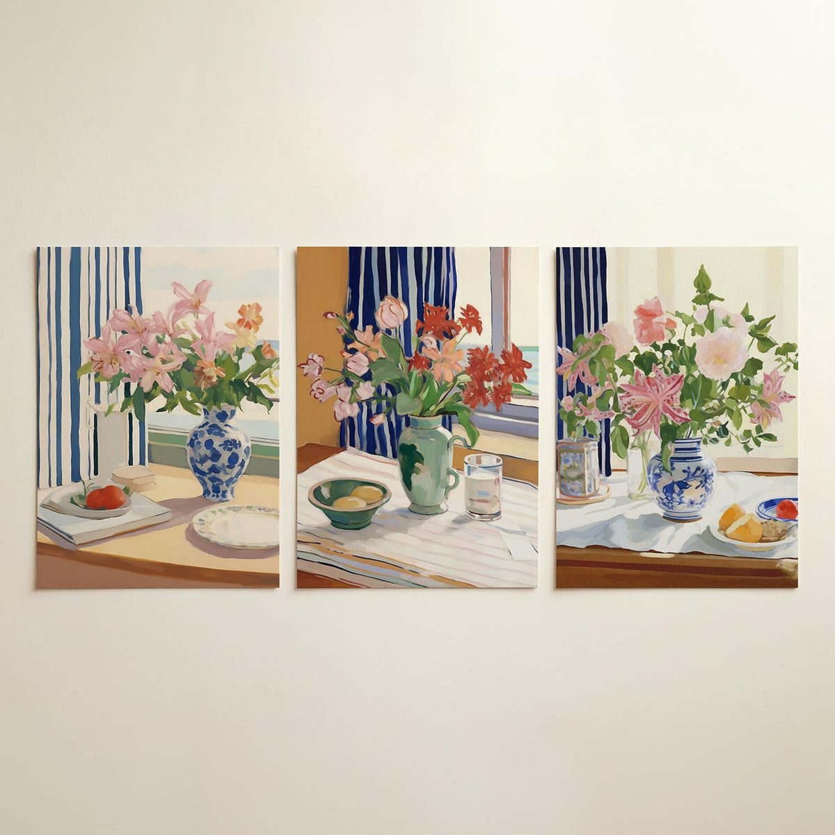Bloemen en strepen posterset – detailweergave – een vaas met roze bloemen op een tafel, naast een bord met