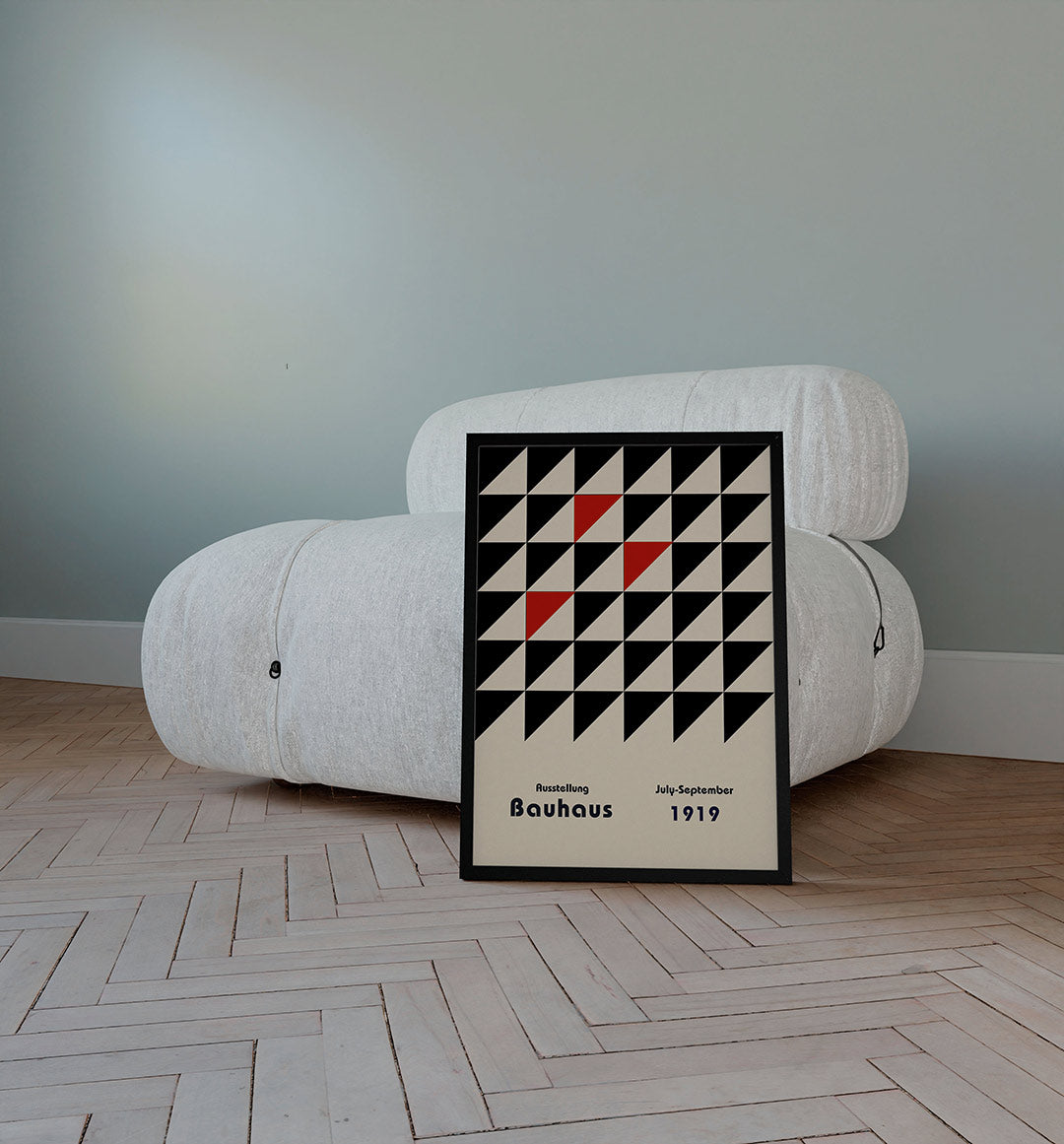 Driehoekpatroon en tekst – staande Bauhaus poster voor aan de muur