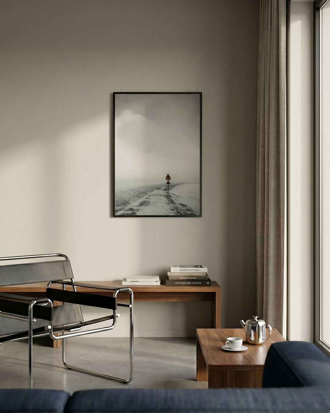 Mistige weg poster – detailweergave – een verlaten weg in een mistig landschap met een verkeersbord. De grijstinten en de