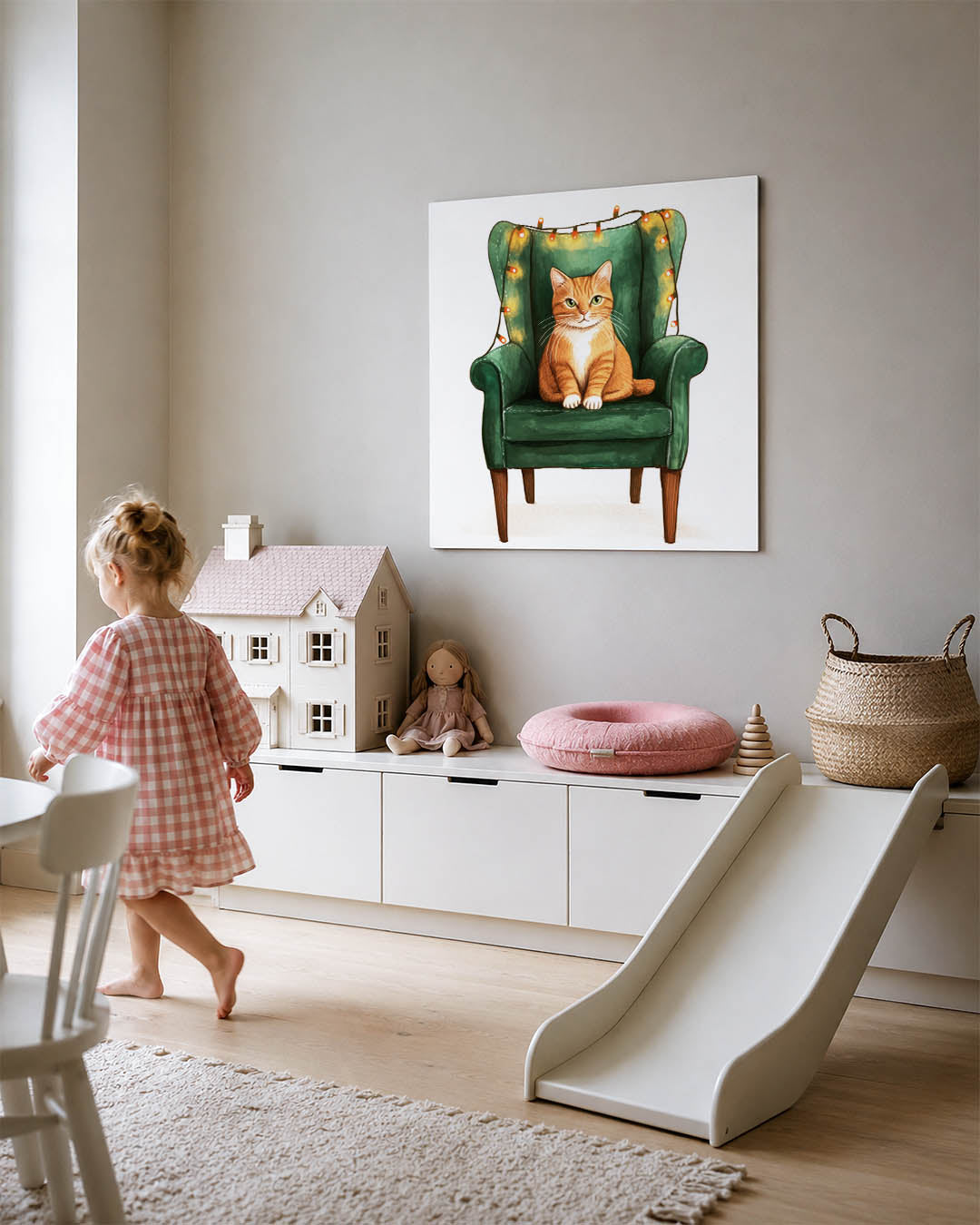 Kat op groene stoel kunstwerk – tweede productweergave – een oranje kat zit op een groene fauteuil, omringd door warme